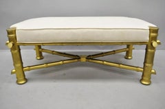 Vintage Hollywood Regency Banco de madera tallada con marco en X tapizado en imitación de bambú dorado