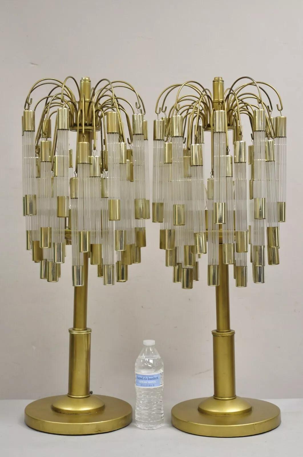 Paire de lampes de table à cascade en acrylique Gold Palms Vintage Regency doré. Cet article comporte 5 lumières intérieures avec 3 réglages différents de l'éclairage et de la luminosité, des prismes tubulaires en acrylique strié, avec des accents