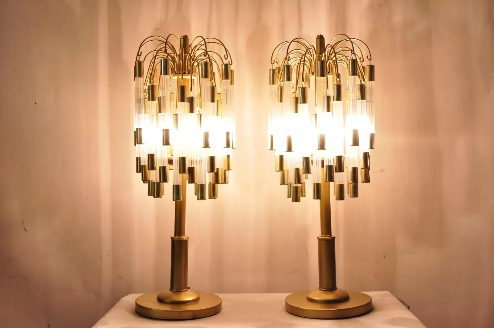 Hollywood Regency Lampes de table à cascade en acrylique Gold Palms Vintage - Paire en vente