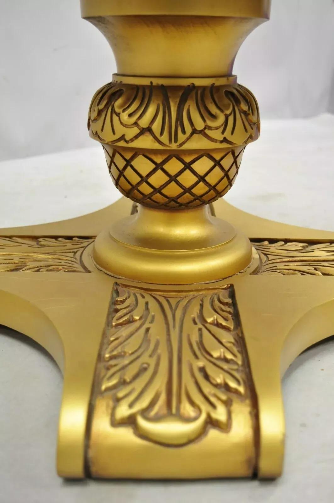 Table basse ronde à piédestal en bois doré Hollywood Regency en vente 5