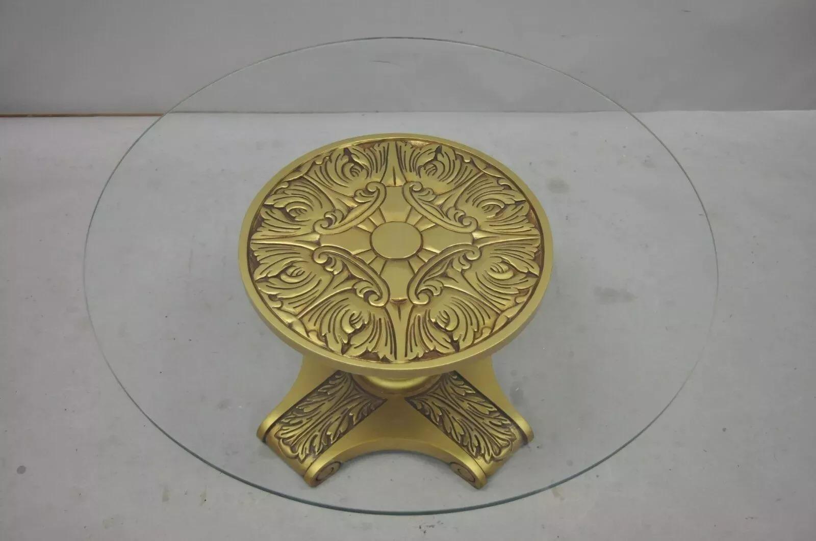 Inconnu Table basse ronde à piédestal en bois doré Hollywood Regency en vente