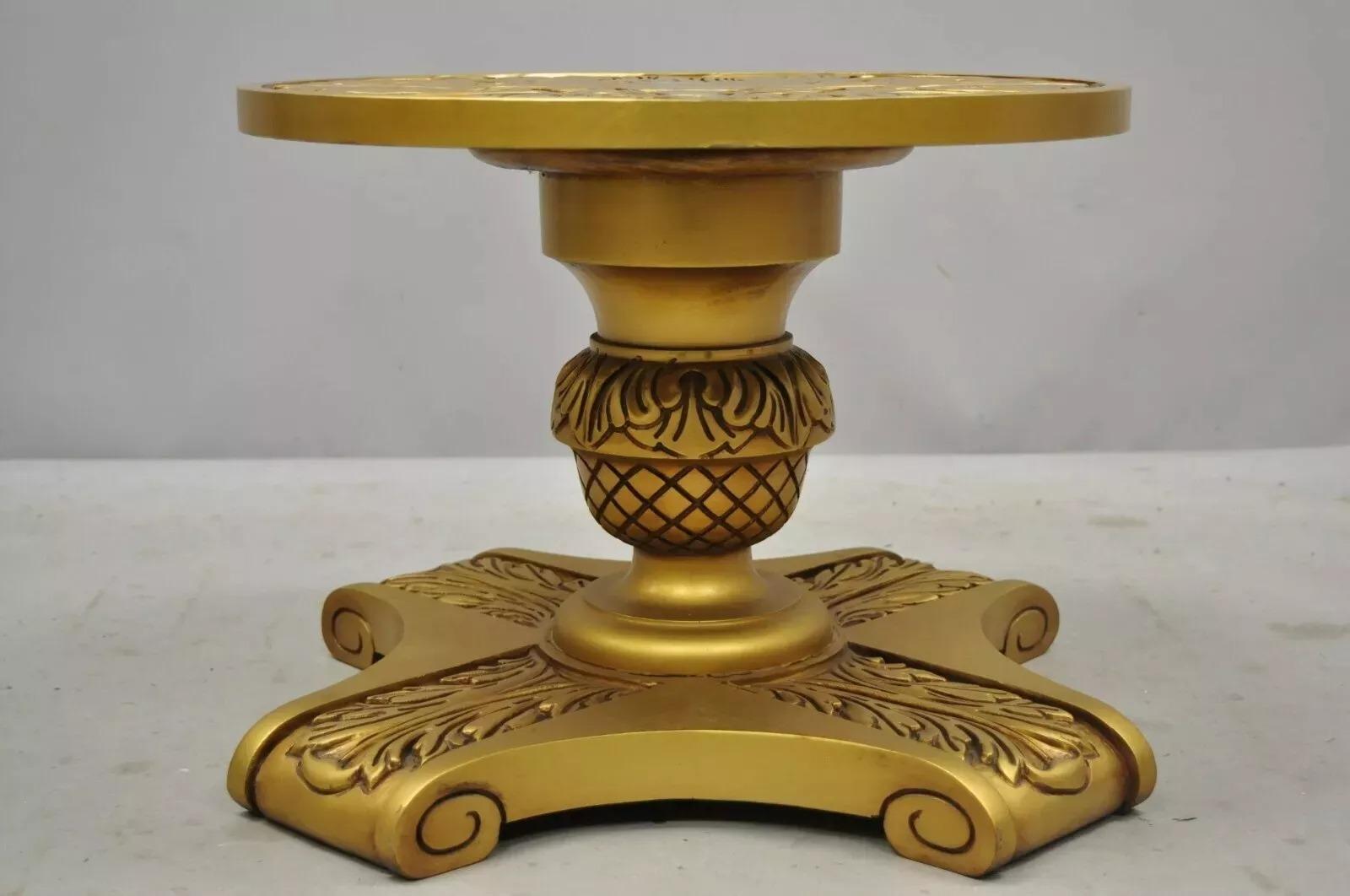 20ième siècle Table basse ronde à piédestal en bois doré Hollywood Regency en vente