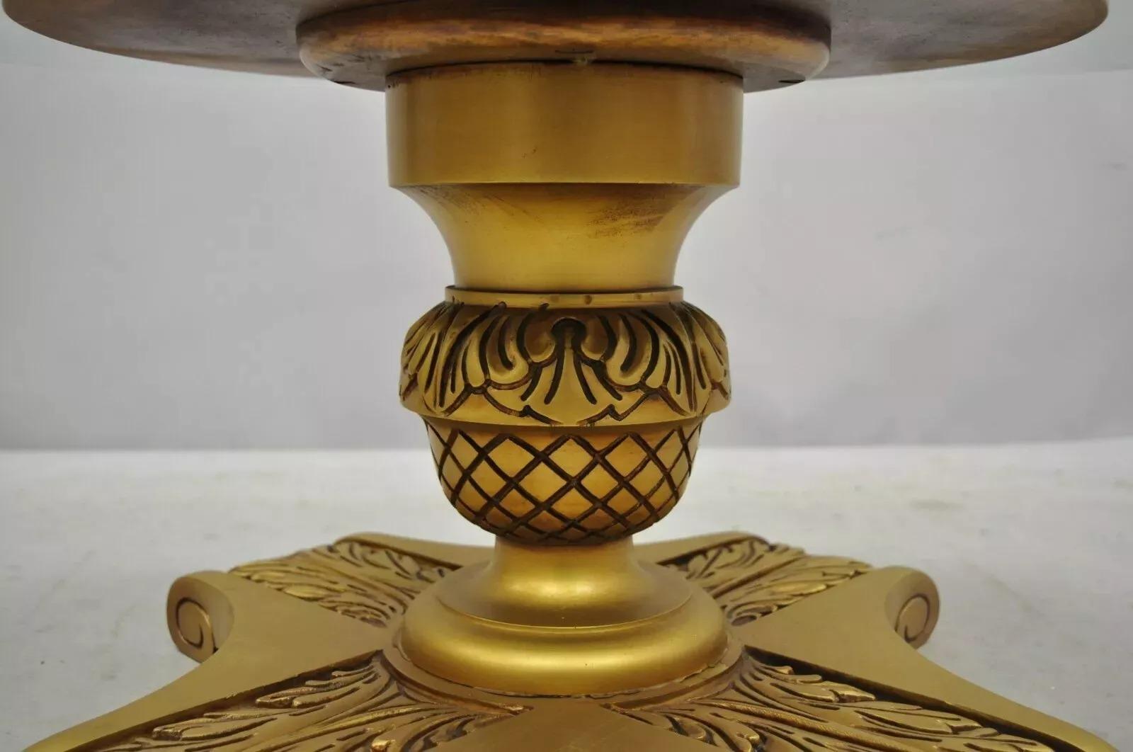 Verre Table basse ronde à piédestal en bois doré Hollywood Regency en vente