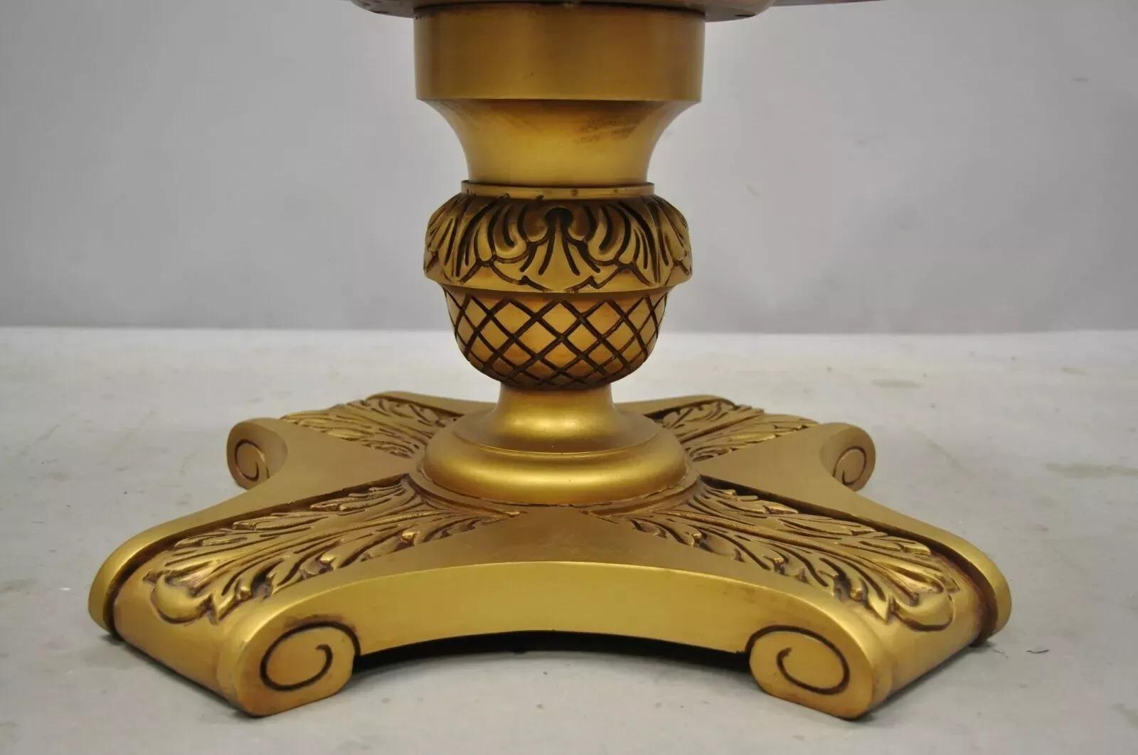Table basse ronde à piédestal en bois doré Hollywood Regency en vente 1
