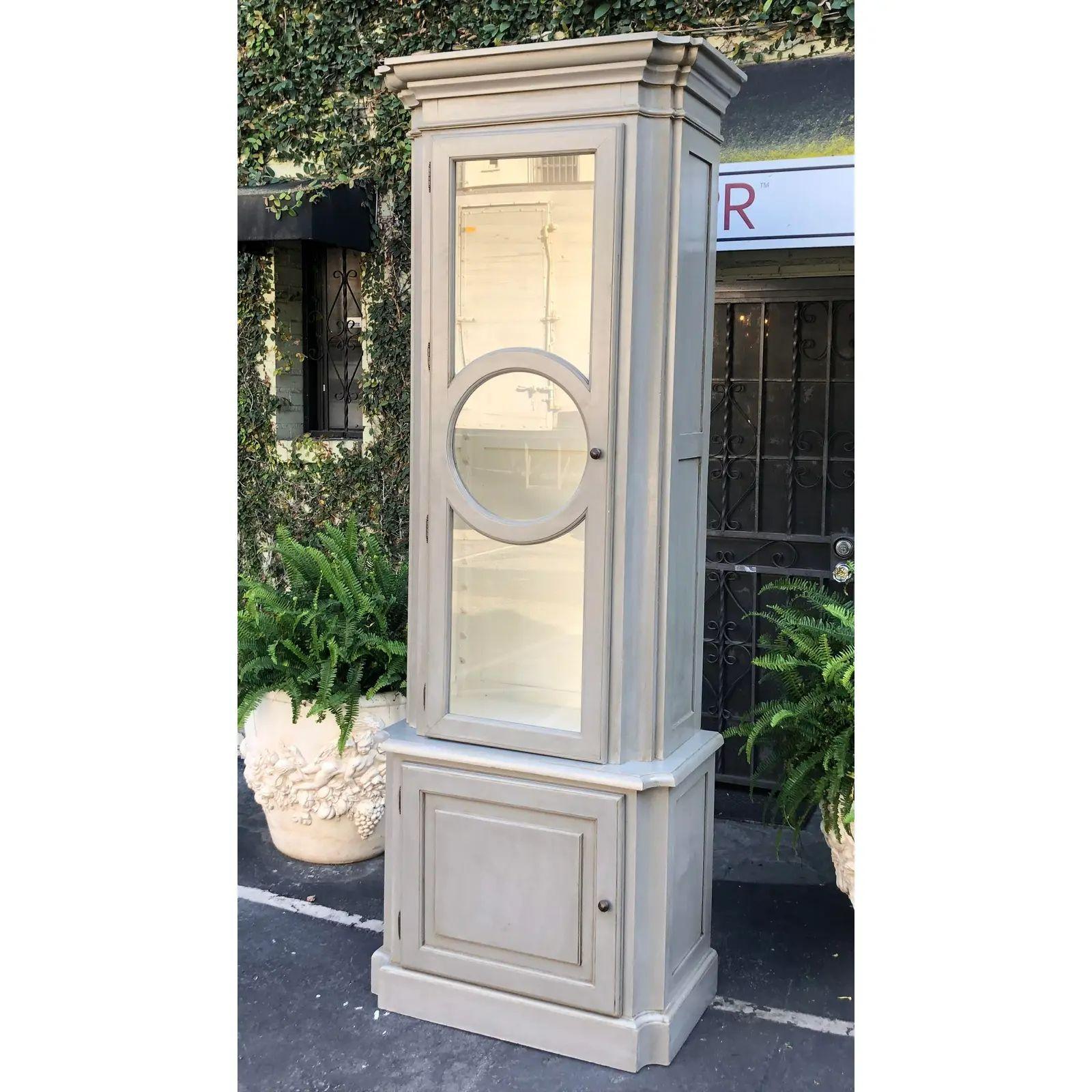 Vintage Hollywood Regency gray painted showcase
 
Additional information: 
Materials: Paint
Color: Gray
Place of Origin: France
Period: Mid 20th Century
Styles: Hollywood Regency
Item Type: Vintage, Antique or Pre-owned
Dimensions: 32.5