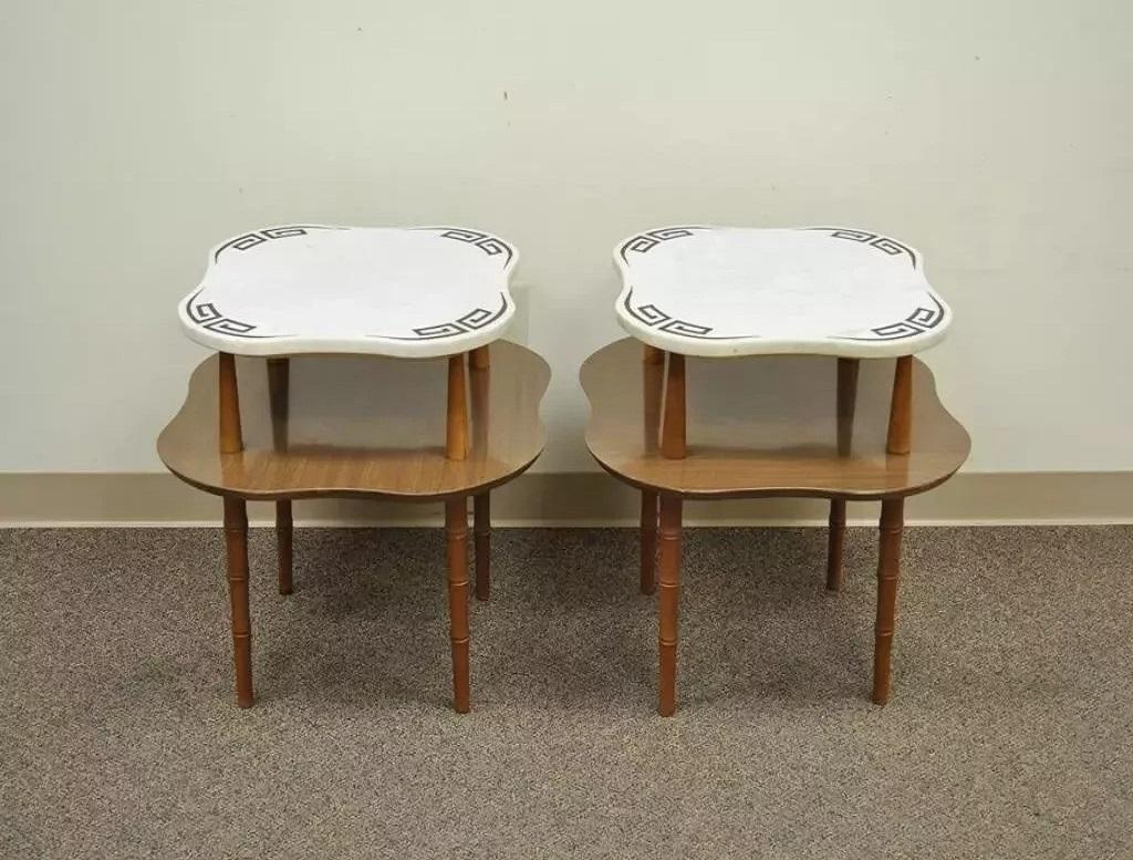 Vintage Hollywood Regency Greek Key Marble Faux Bamboo Wood End Tables - a Pair. L'article se caractérise par des pieds en bois de bambou, une surface inférieure stratifiée et des plateaux en forme de marbre gravé. Circa Mid 20th Century. Dimensions
