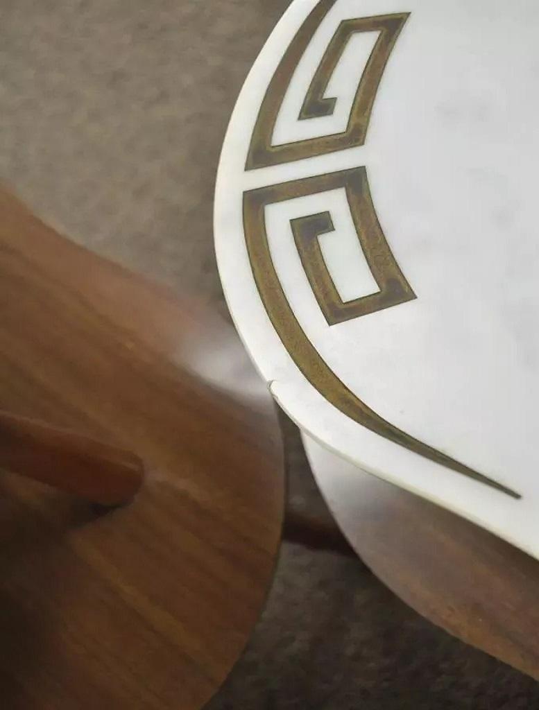 Paire de tables d'appoint vintage Hollywood Regency Greek Key Marbre Faux Bamboo Wood Bon état - En vente à Philadelphia, PA