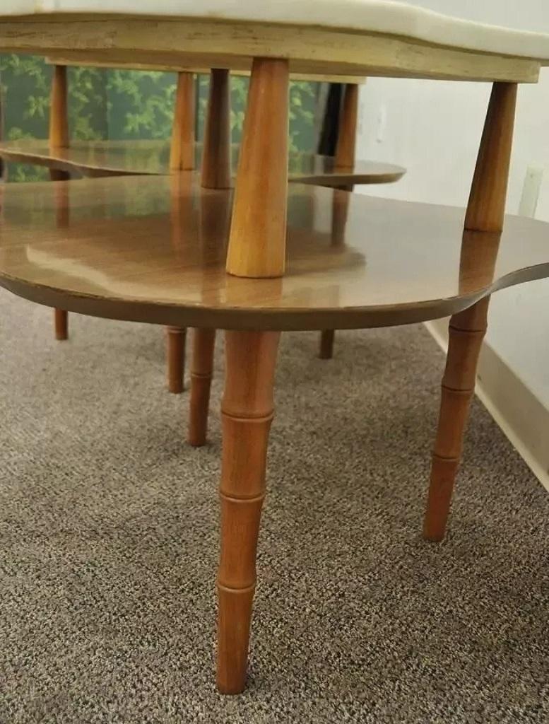 20ième siècle Paire de tables d'appoint vintage Hollywood Regency Greek Key Marbre Faux Bamboo Wood en vente