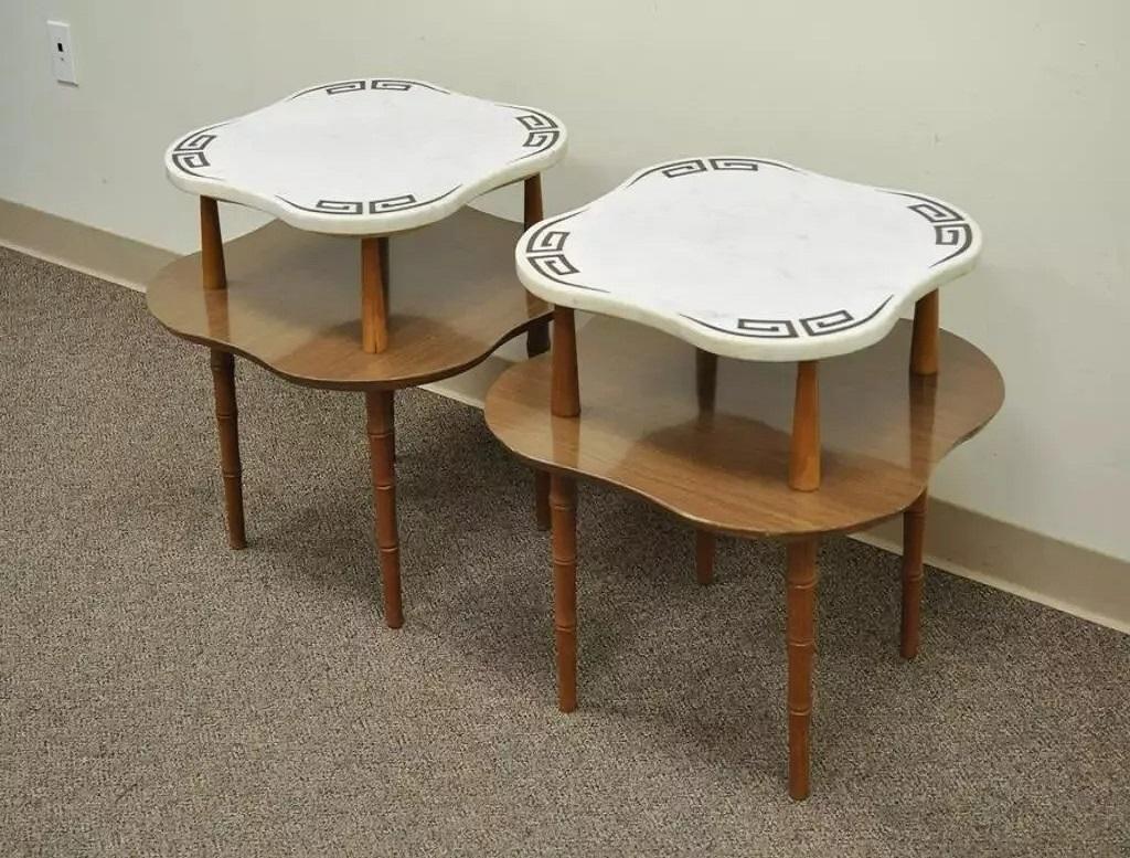 Paire de tables d'appoint vintage Hollywood Regency Greek Key Marbre Faux Bamboo Wood en vente 1