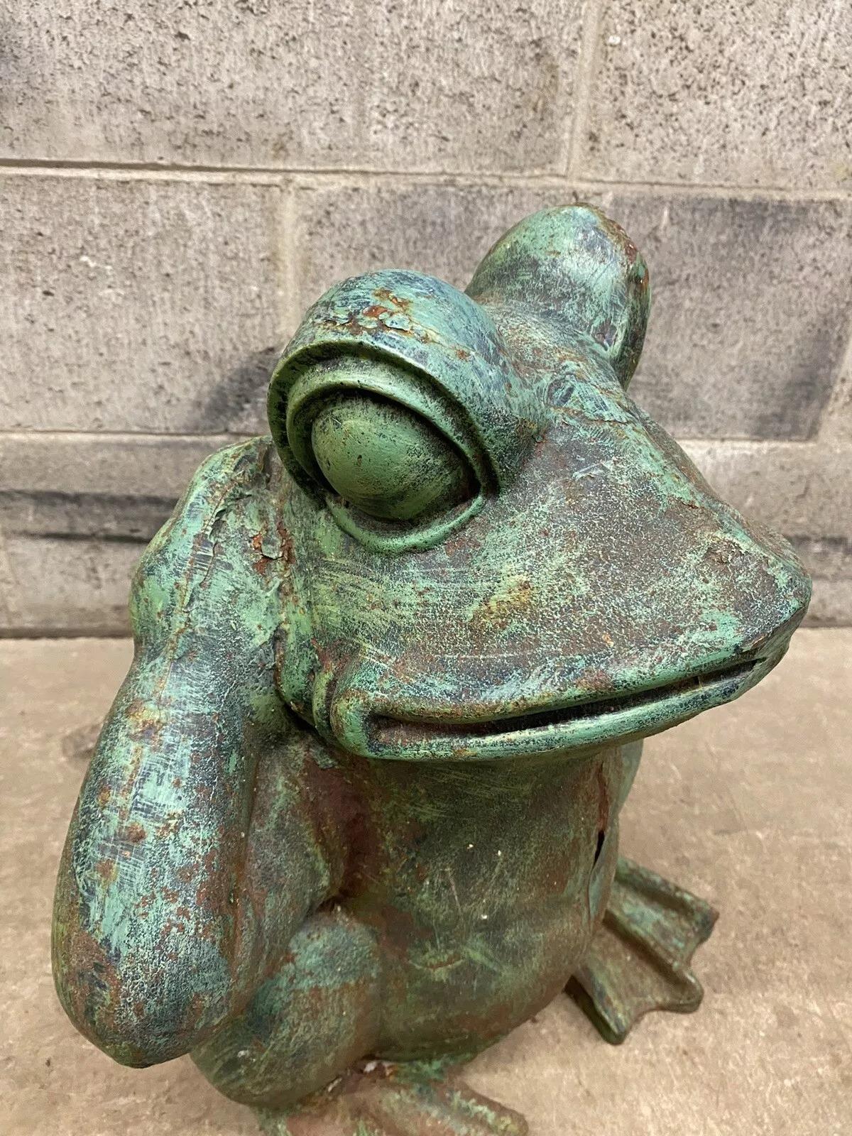 Statue de grenouille de jardin en fonte verte vintage Hollywood Regency « Hear no Evil » en vente 4