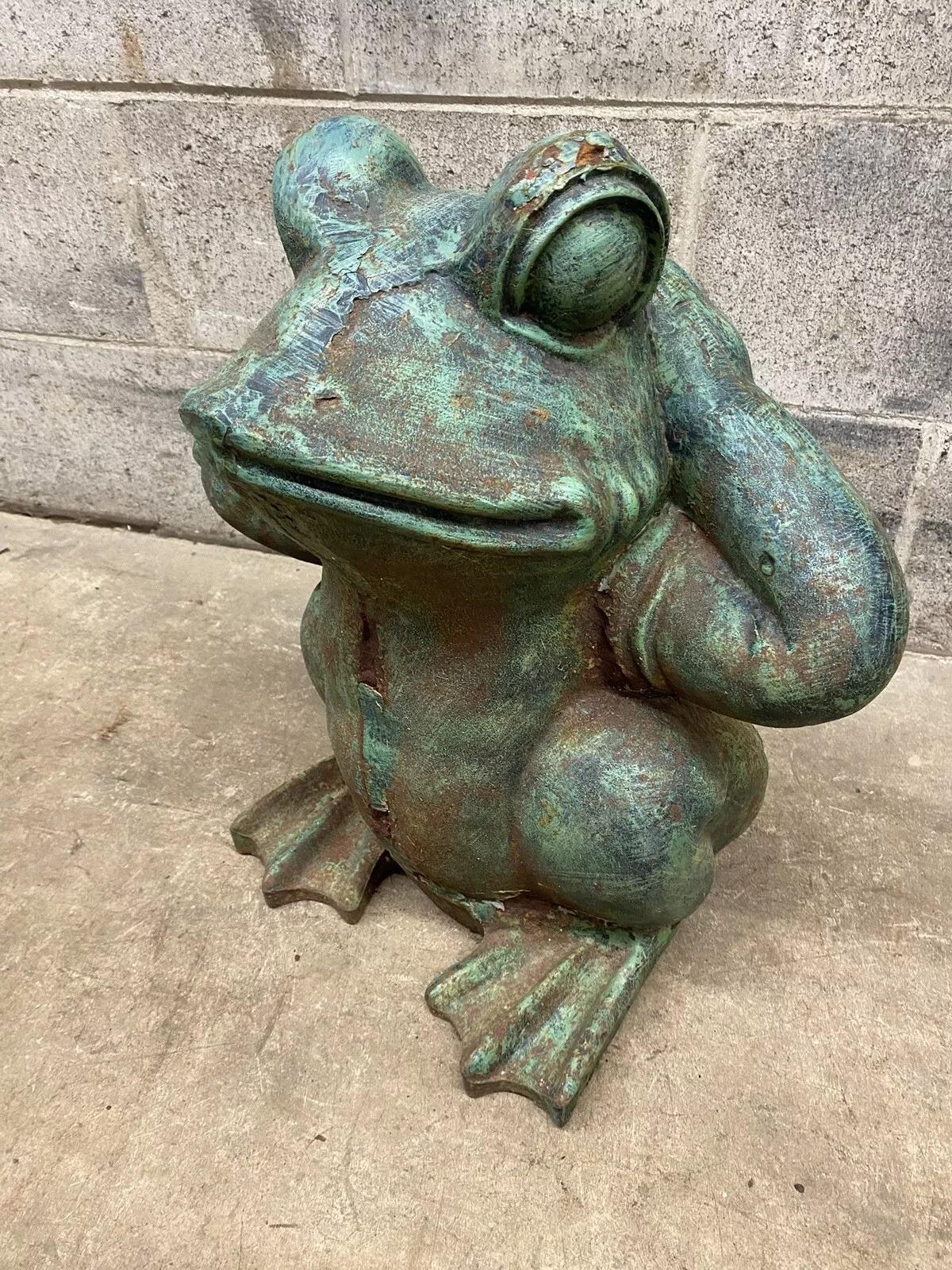 Inconnu Statue de grenouille de jardin en fonte verte vintage Hollywood Regency « Hear no Evil » en vente