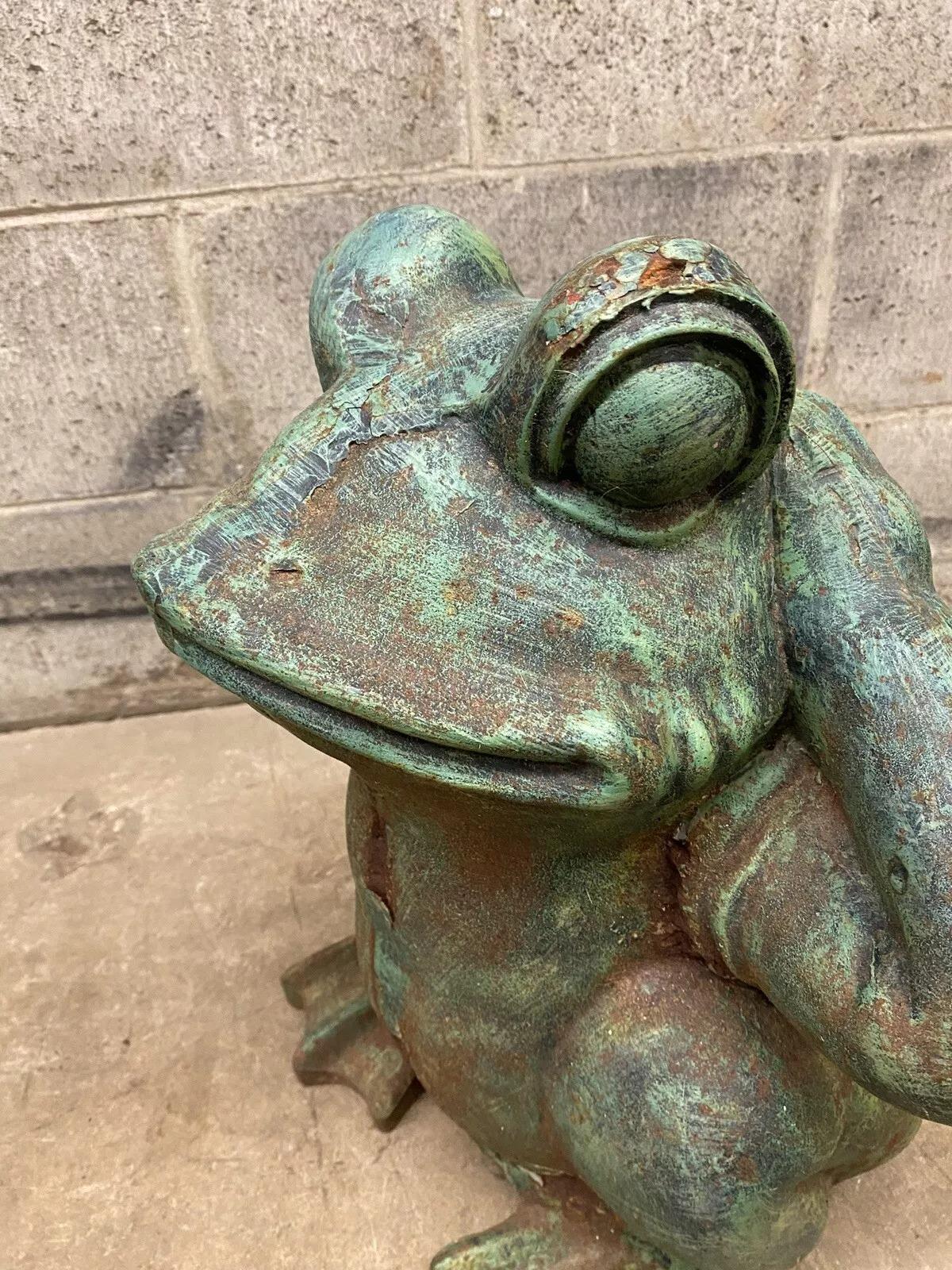 Statue de grenouille de jardin en fonte verte vintage Hollywood Regency « Hear no Evil » Bon état - En vente à Philadelphia, PA