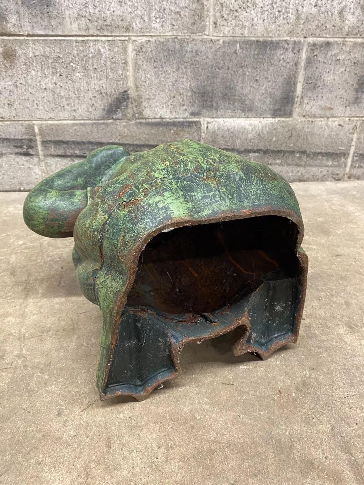 Statue de grenouille de jardin en fonte verte vintage Hollywood Regency « Hear no Evil » en vente 2