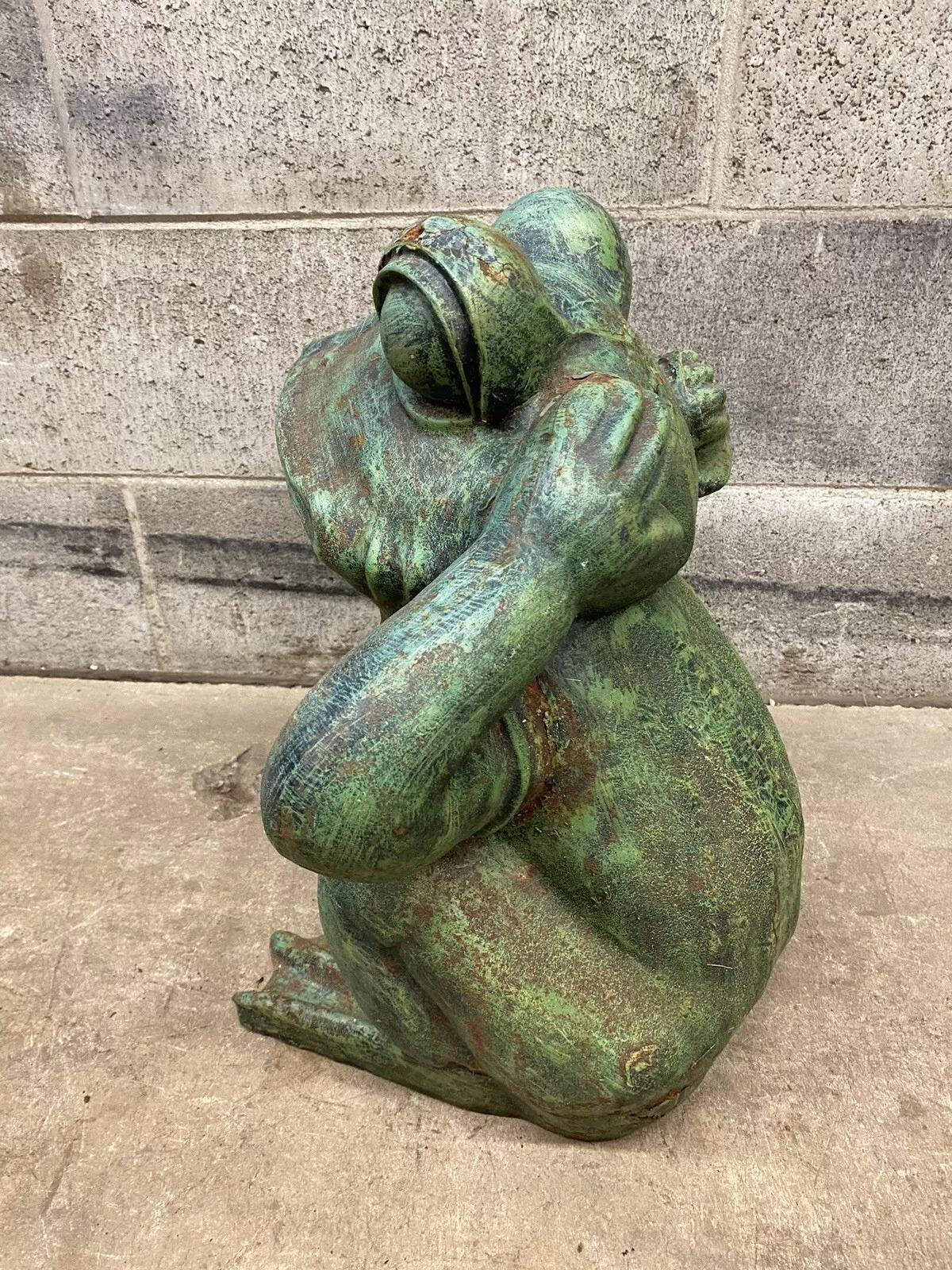 Statue de grenouille de jardin en fonte verte vintage Hollywood Regency « Hear no Evil » en vente 3