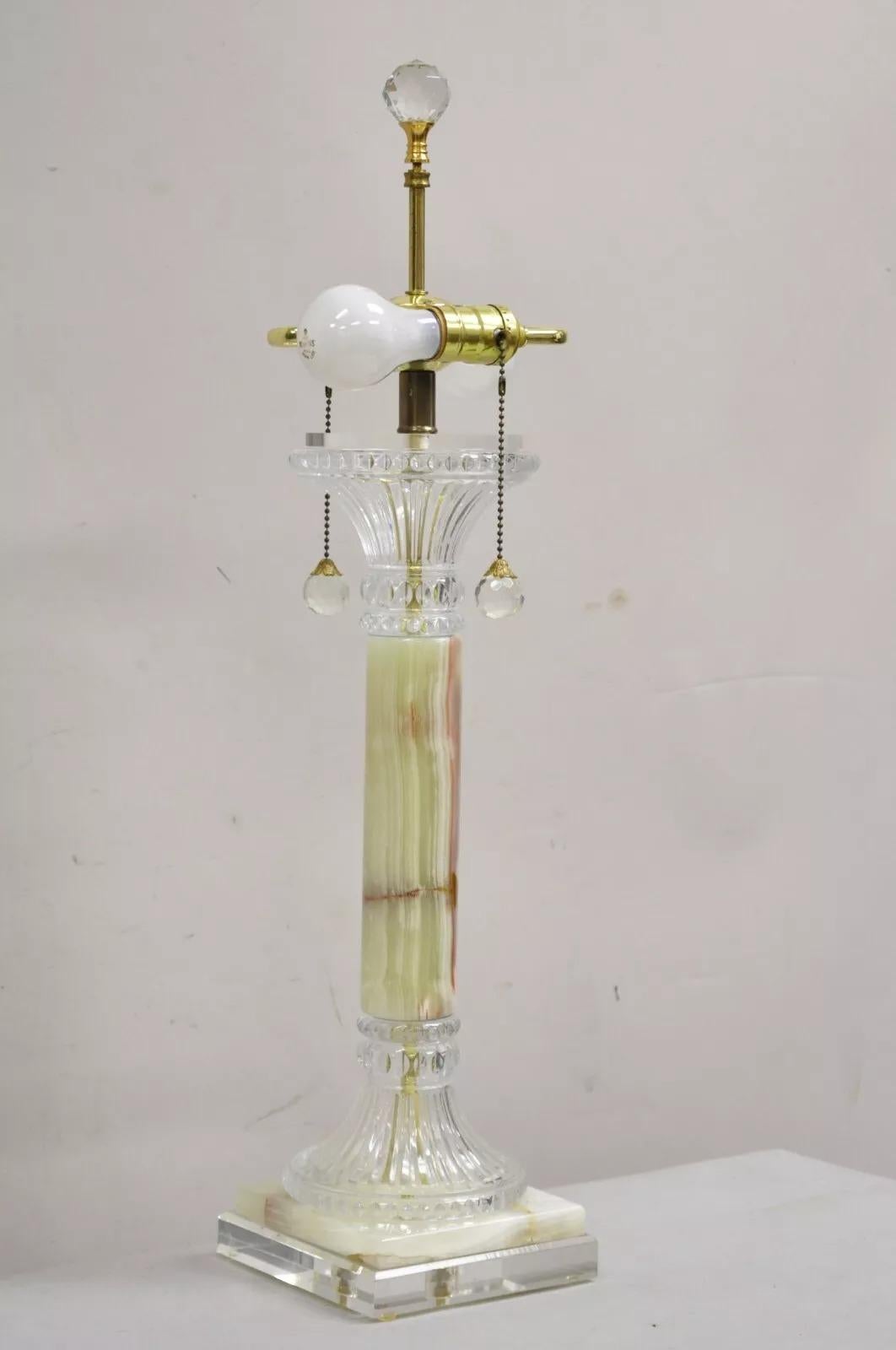 Lampe de table à colonne corinthienne en pierre d'onyx verte, Vintage Hollywood Regency. L'article présente des accents de boule de cristal, des inserts en acrylique et en verre, un style et une forme remarquables. Circa Late 20th Century.