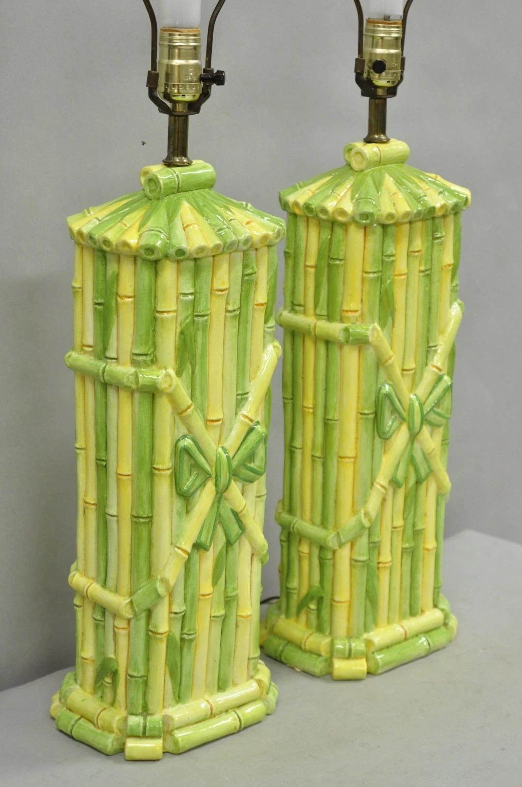 Lampe de table Vintage Hollywood Regency en céramique verte et jaune en faux bambou - Paire en vente 6