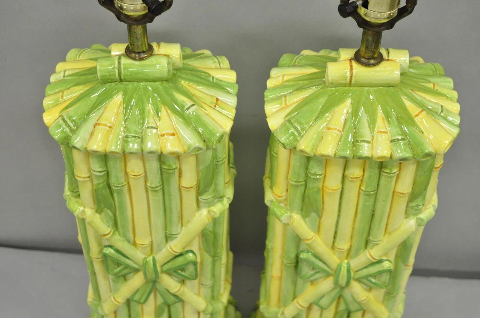 Lampe de table Vintage Hollywood Regency en céramique verte et jaune en faux bambou - Paire en vente 1