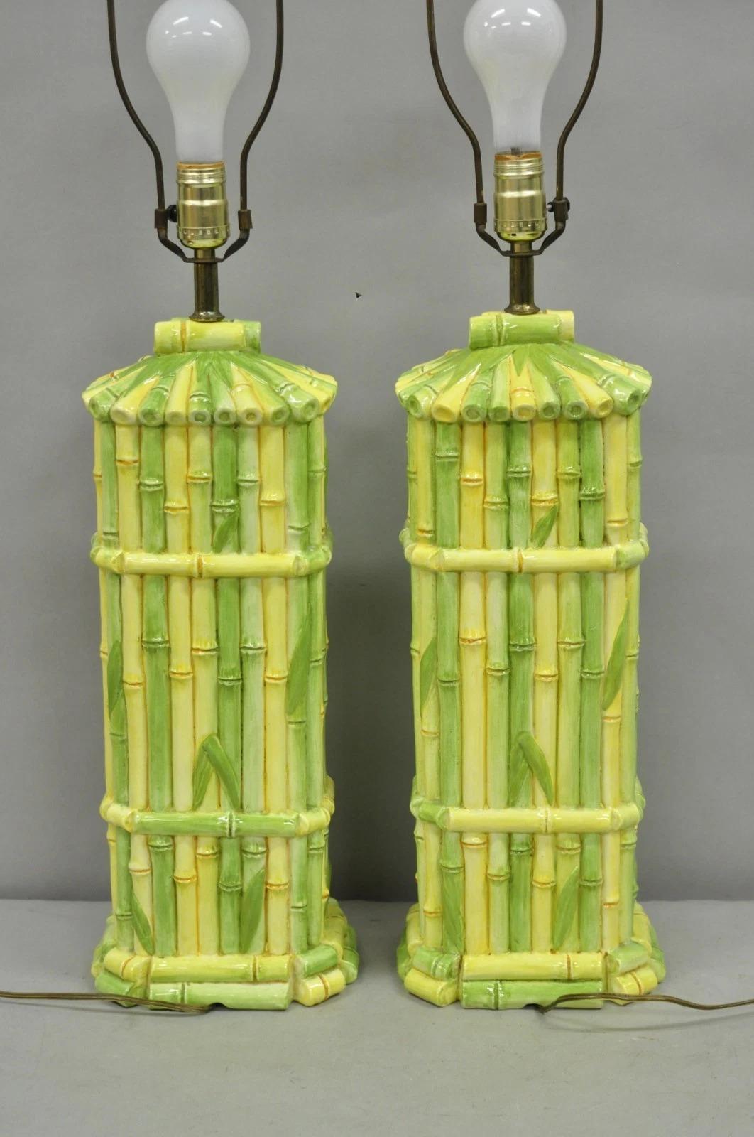 Lampe de table Vintage Hollywood Regency en céramique verte et jaune en faux bambou - Paire en vente 2