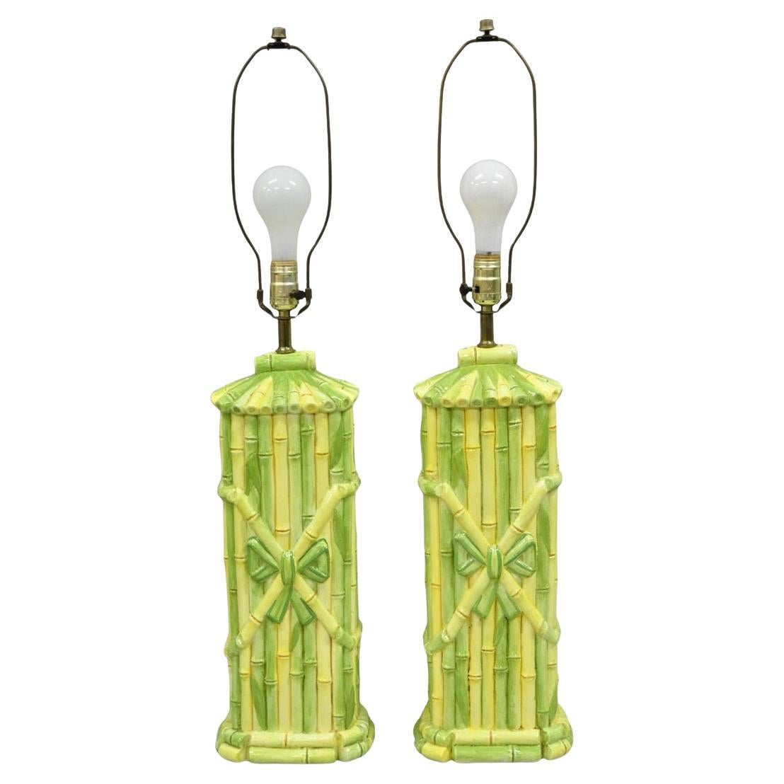 Lampe de table Vintage Hollywood Regency en céramique verte et jaune en faux bambou - Paire en vente