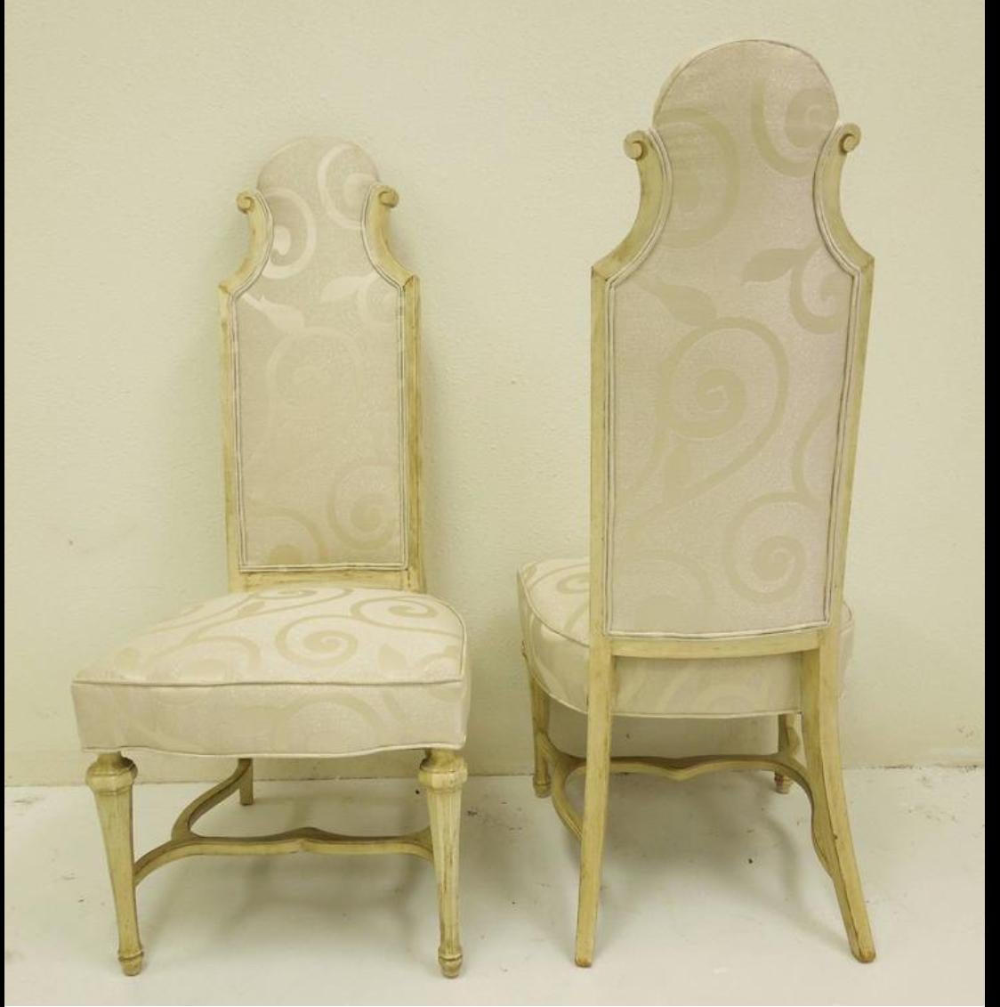 Ein wunderbares Paar Stühle im Hollywood-Regency-Stil mit hoher Rückenlehne. Neu gepolstert mit hochwertigem cremefarbenen Metallic-Swirl-Stoff. Erhält die ursprüngliche antike, cremefarbene Holzoberfläche. Aus einem alten Anwesen in Palm Springs,