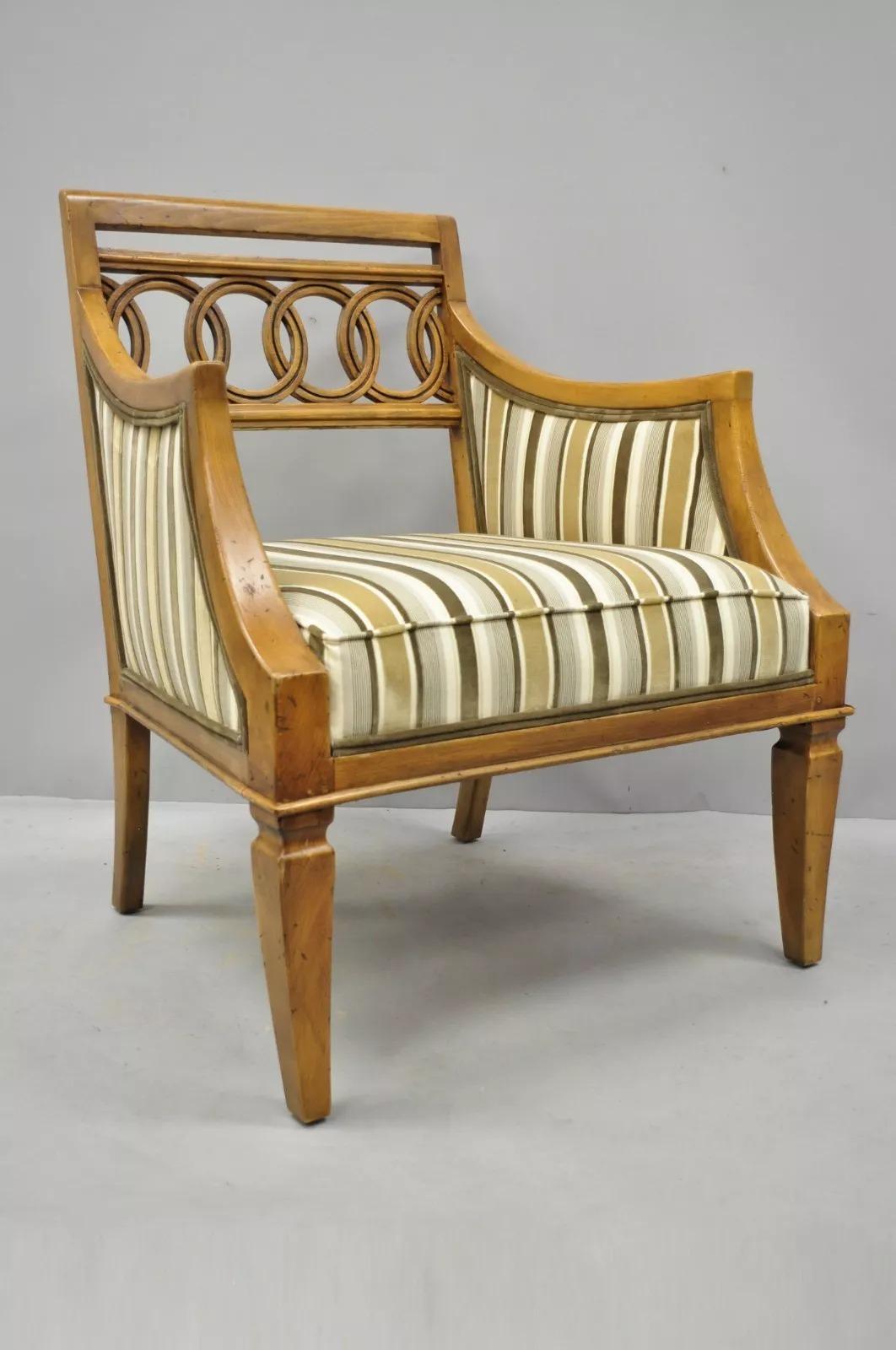 Chaises longues en bois sculpté en spirale Vintage Hollywood Regency - une paire. Les caractéristiques de cet article sont les suivantes : sièges rembourrés à rayures, dossiers sculptés, construction en bois massif, magnifique grain de bois,