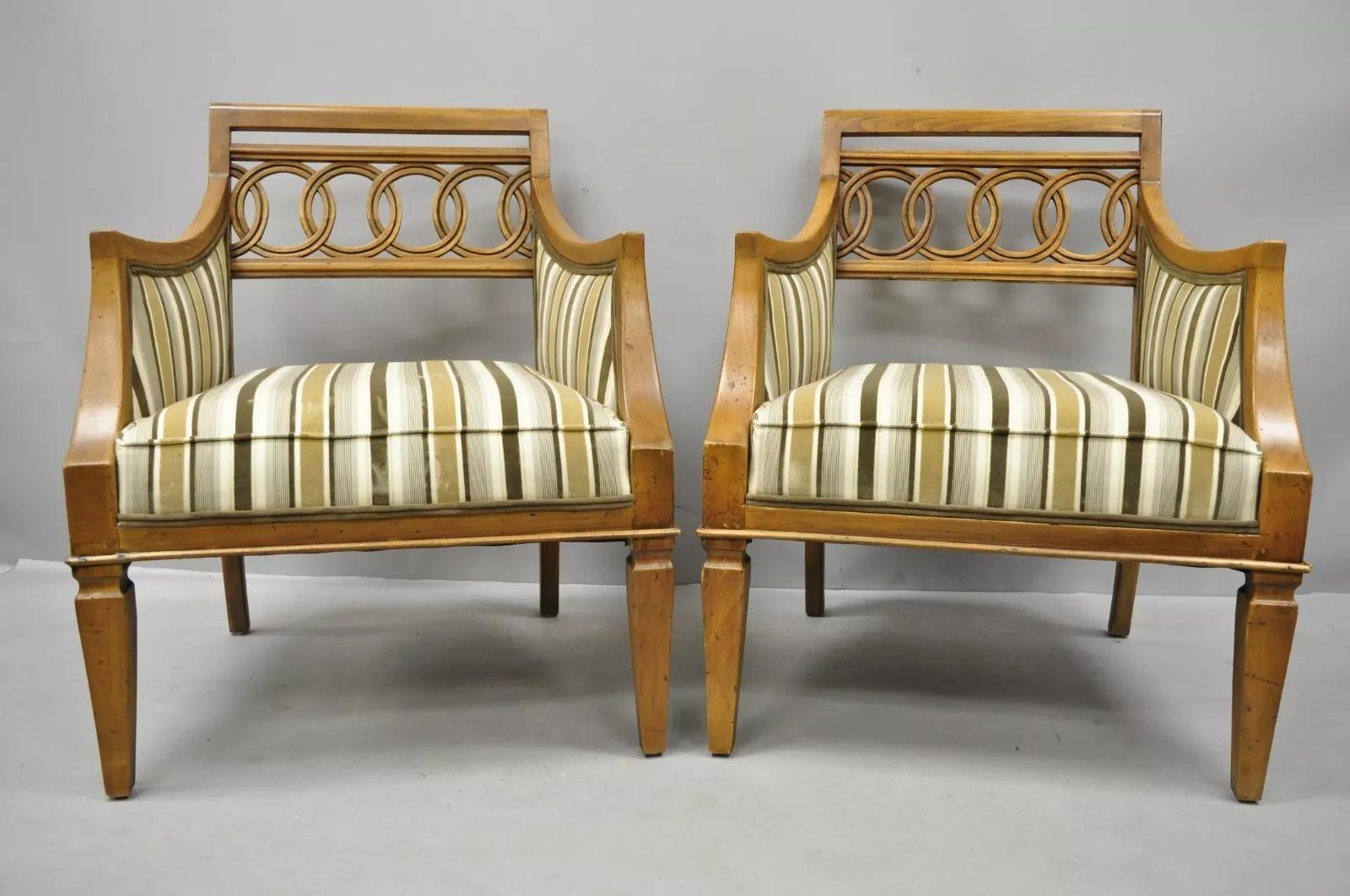 Inconnu Paire de fauteuils de salon vintage Hollywood Regency en bois sculpté et en spirales imbriquées en vente