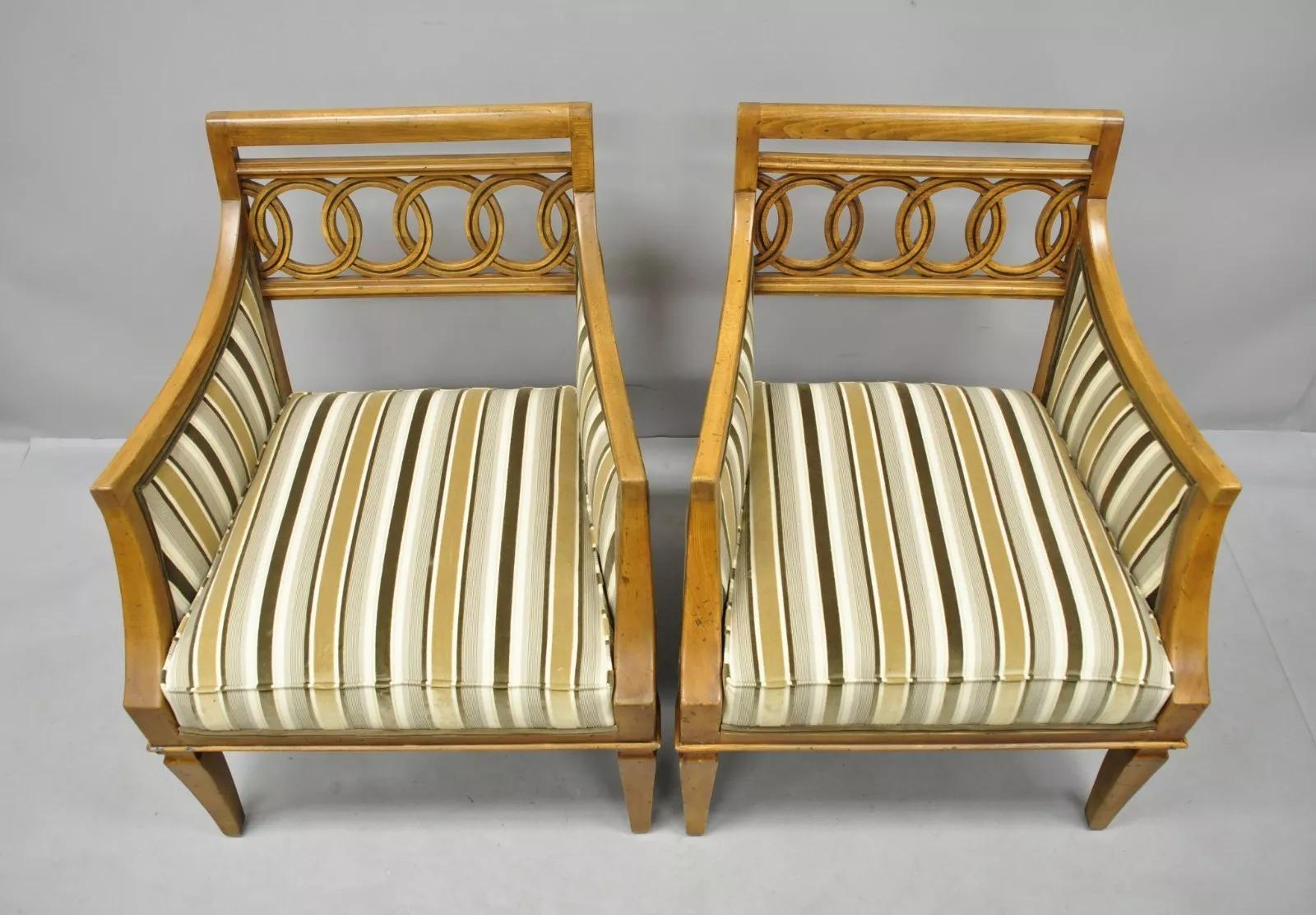 Paire de fauteuils de salon vintage Hollywood Regency en bois sculpté et en spirales imbriquées Bon état - En vente à Philadelphia, PA