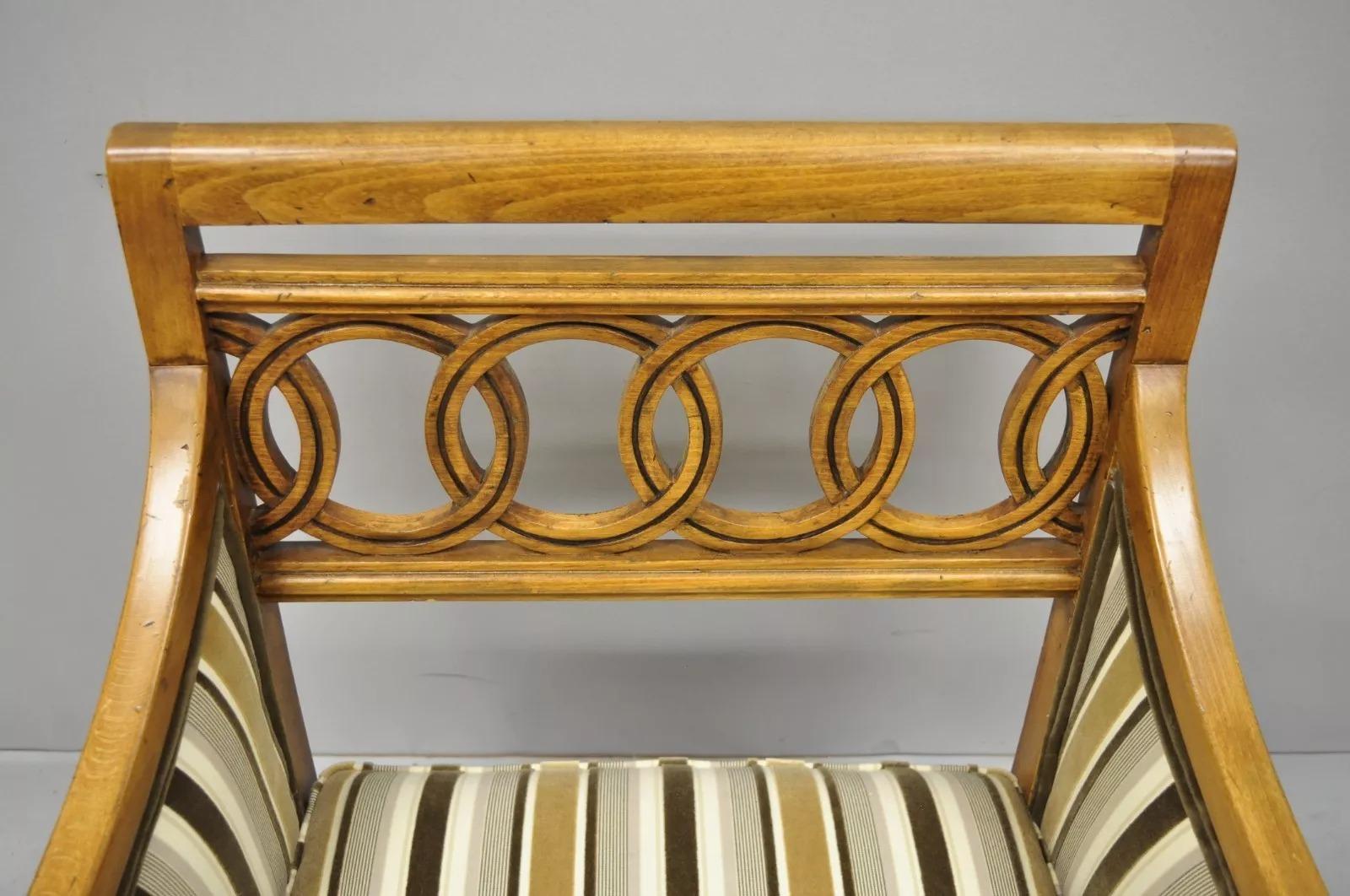20ième siècle Paire de fauteuils de salon vintage Hollywood Regency en bois sculpté et en spirales imbriquées en vente