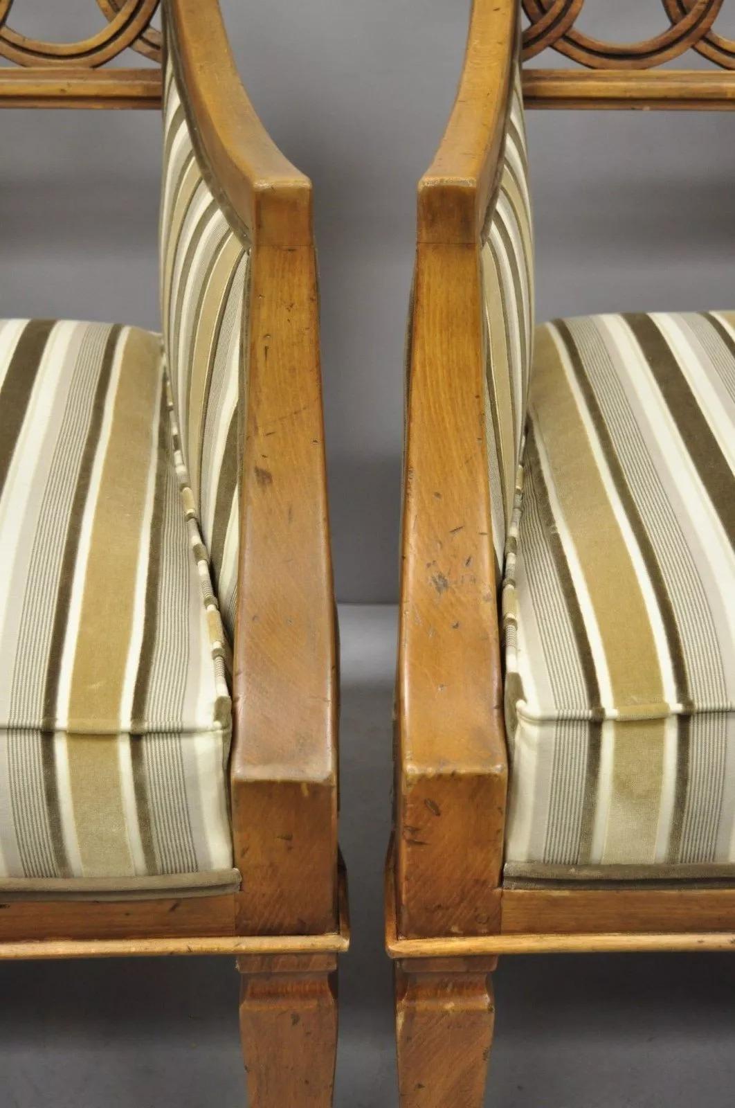 Tissu Paire de fauteuils de salon vintage Hollywood Regency en bois sculpté et en spirales imbriquées en vente