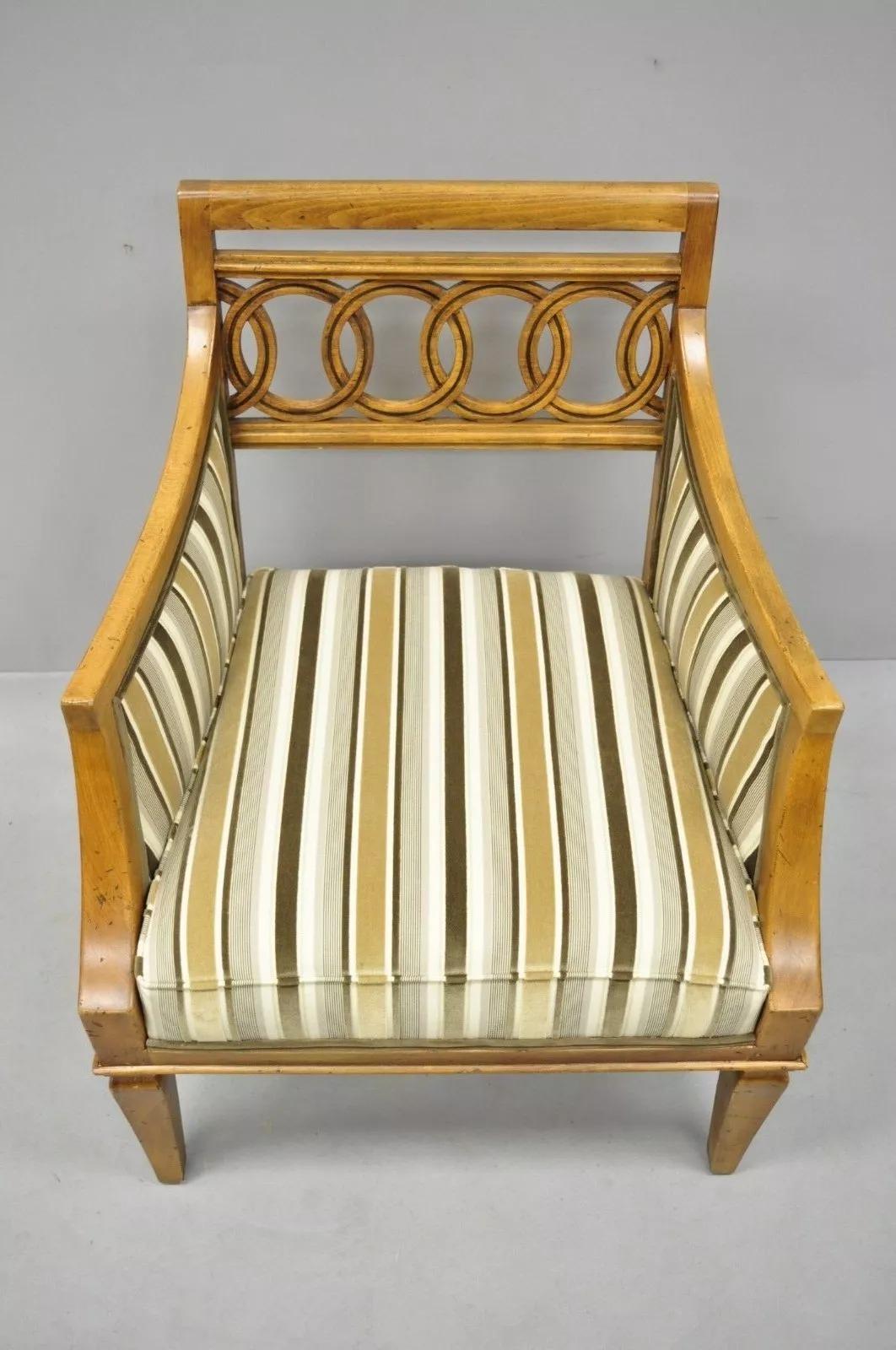 Paire de fauteuils de salon vintage Hollywood Regency en bois sculpté et en spirales imbriquées en vente 2