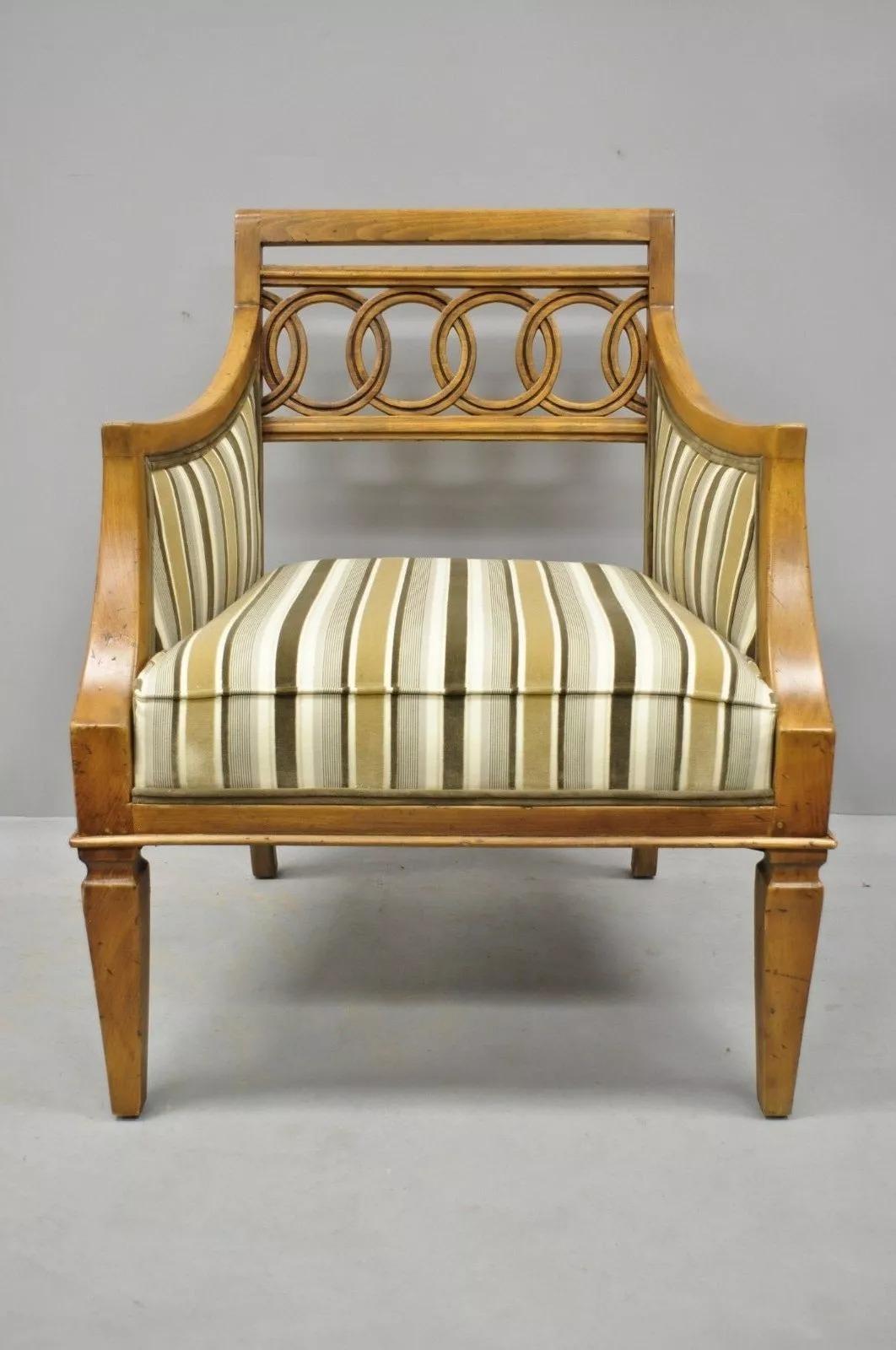 Paire de fauteuils de salon vintage Hollywood Regency en bois sculpté et en spirales imbriquées en vente 3