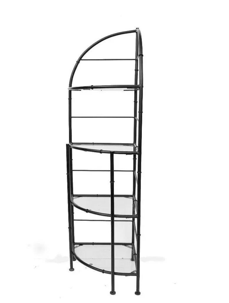 Vintage Hollywood Regency Iron Metal Faux Bamboo Corner Bakers Rack Etagere Stand. Item Features hat eine schwarze Metall Faux Bambus Form, 4 geformte Glasböden, schöne schmale Größe. CIRCA Spätes 20. Jahrhundert. Abmessungen: 71