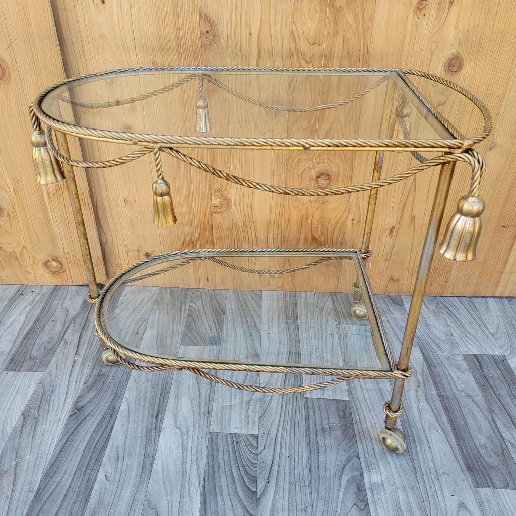 Vintage Hollywood Regency Italienisch vergoldet Seil & Quaste Getränke Wagen Barwagen

Dieser fabelhafte italienische Hollywood-Regency-Getränkewagen aus der Mitte des Jahrhunderts ist mit vergoldeten Seilen und Quasten verziert. 

