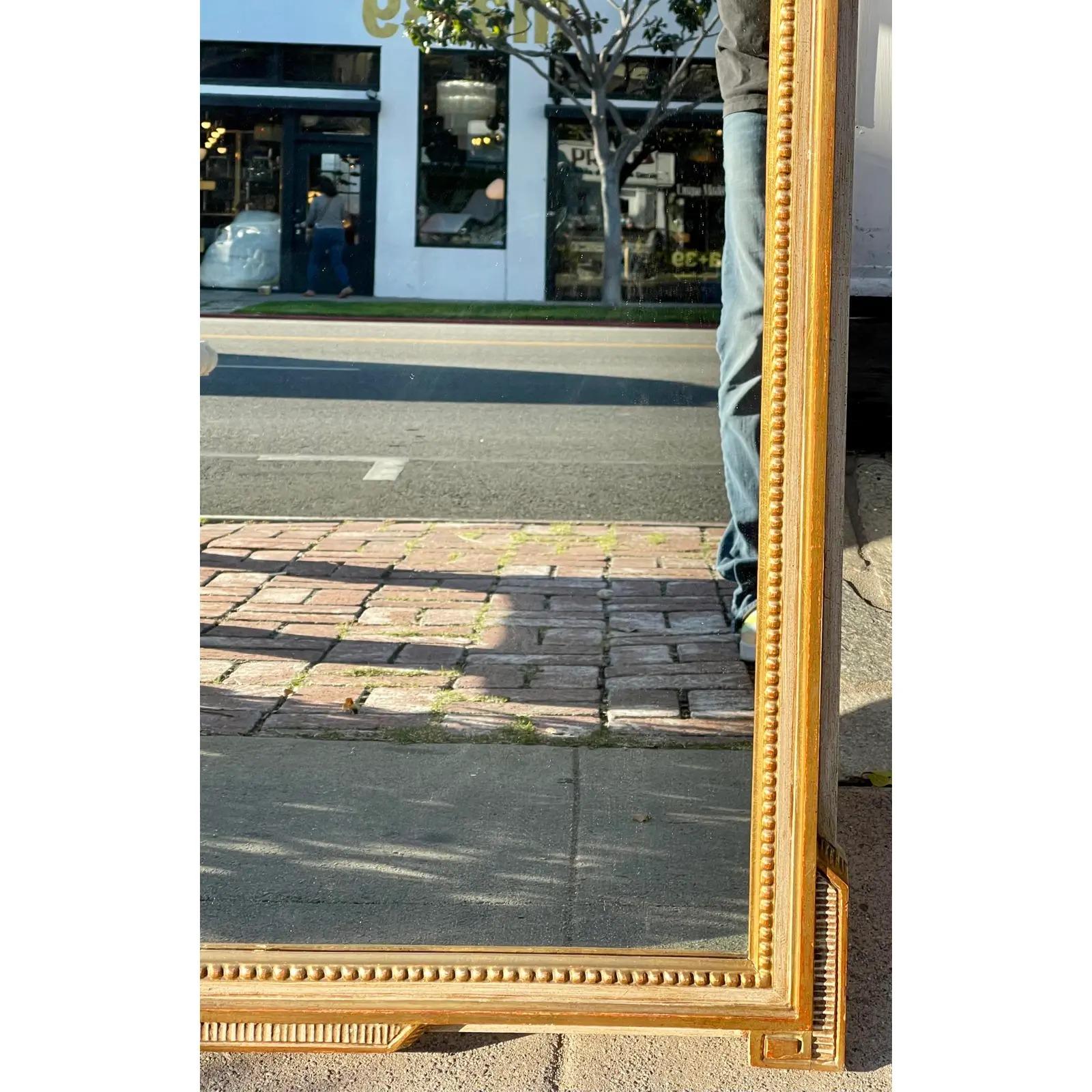 Italienischer Hollywood-Regency-Spiegel aus vergoldetem Holz, frühes 20. Jahrhundert im Zustand „Gut“ im Angebot in LOS ANGELES, CA