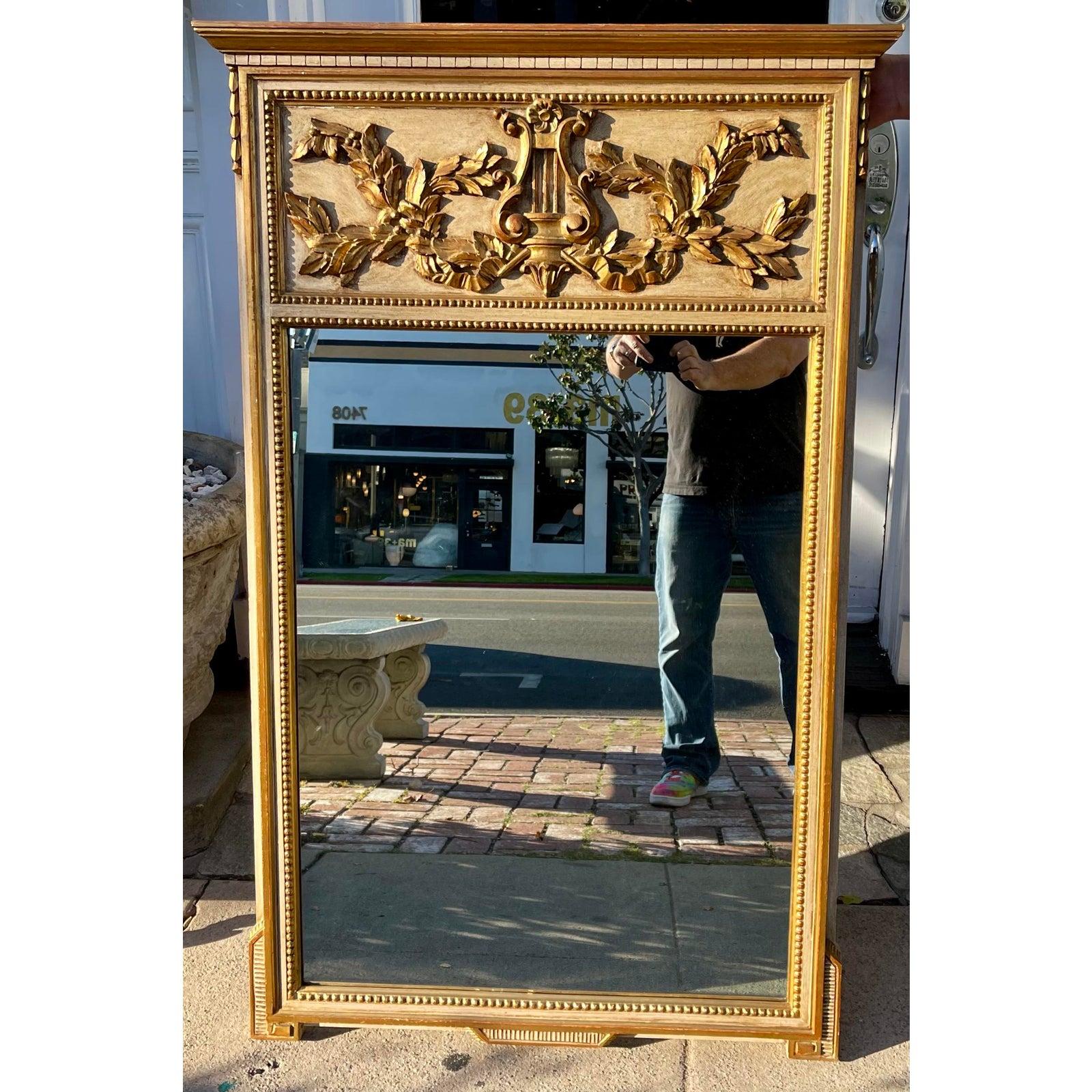 Italienischer Hollywood-Regency-Spiegel aus vergoldetem Holz, frühes 20. Jahrhundert (Vergoldetes Holz) im Angebot