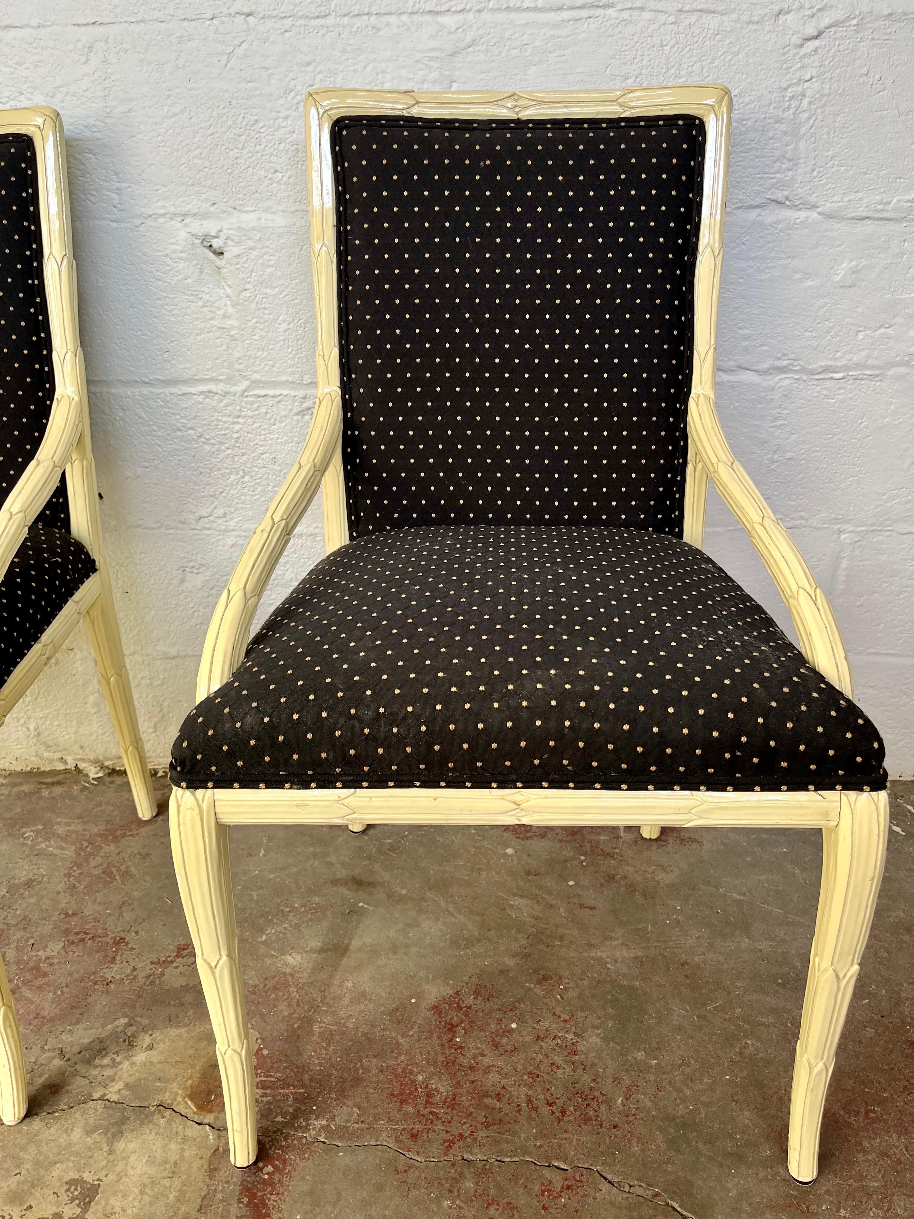 Hollywood Regency Palm Frond Esszimmerstühle. Tiefes Detail in lackierter Ausführung mit Polsterung. Century Chair Company Symbol.
Bordsteinkante nach NYC/Philly $400