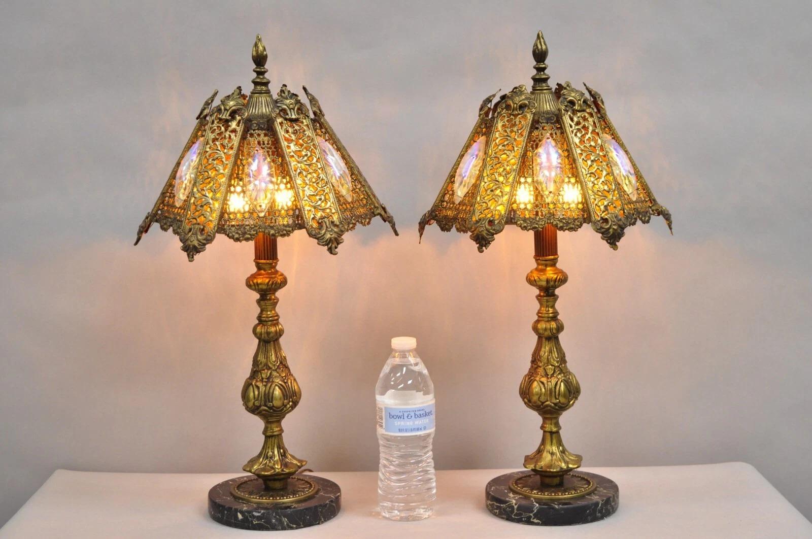 Vintage Hollywood Regency Small Gold Metal Filigree Boudoir Tischlampen mit irisierenden Jewell & Amber Stained Glass Shades und Black Marble Bases zugeschrieben Loevsky & Loevsky (ein Paar). Circa Mitte des 20. Jahrhunderts. Abmessungen: 21
