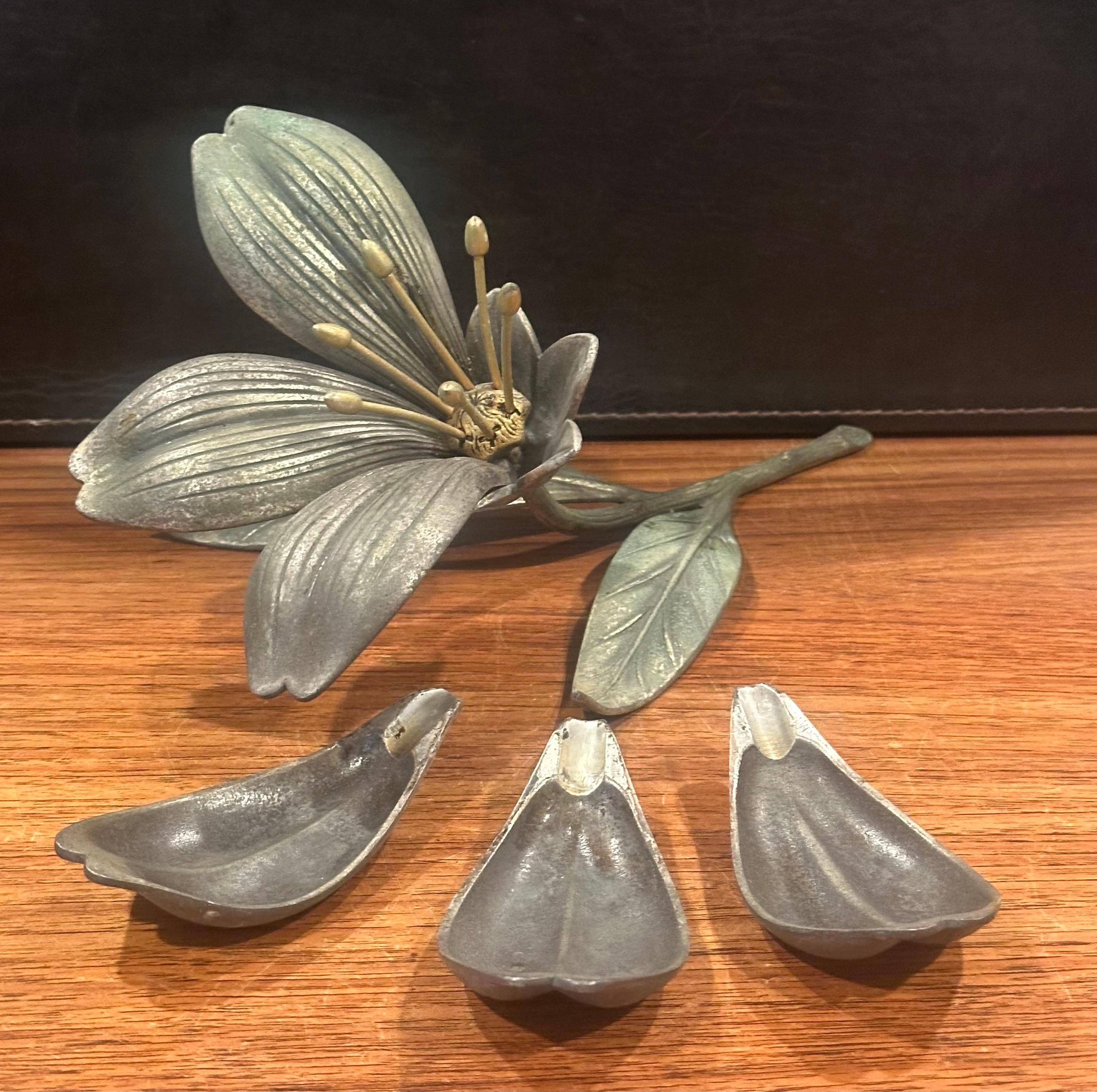 Posacenere a petali rimovibili in ottone vintage Hollywood Regency Lotus Flower di S. Agudo in vendita 4