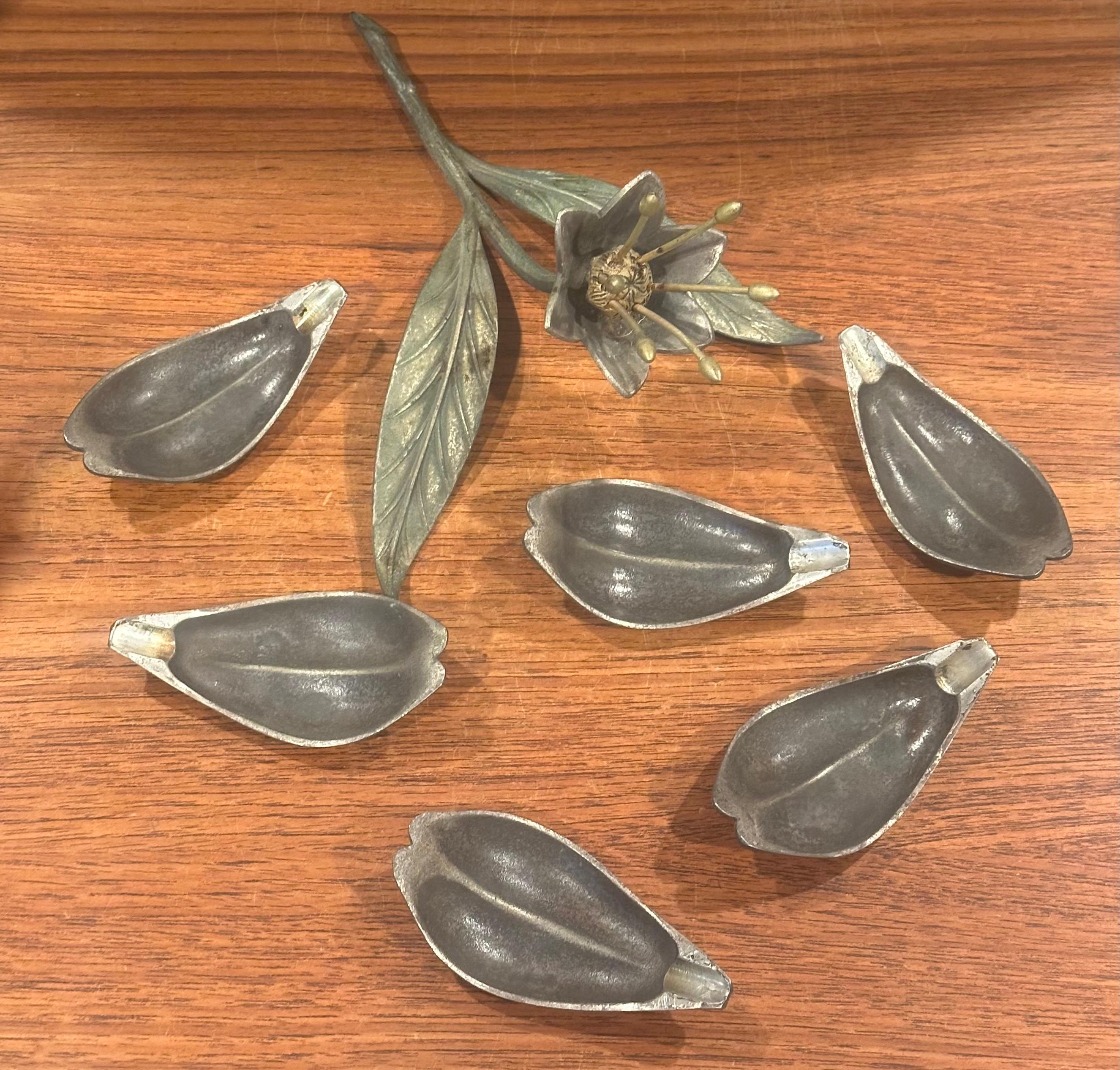 Posacenere a petali rimovibili in ottone vintage Hollywood Regency Lotus Flower di S. Agudo in vendita 5