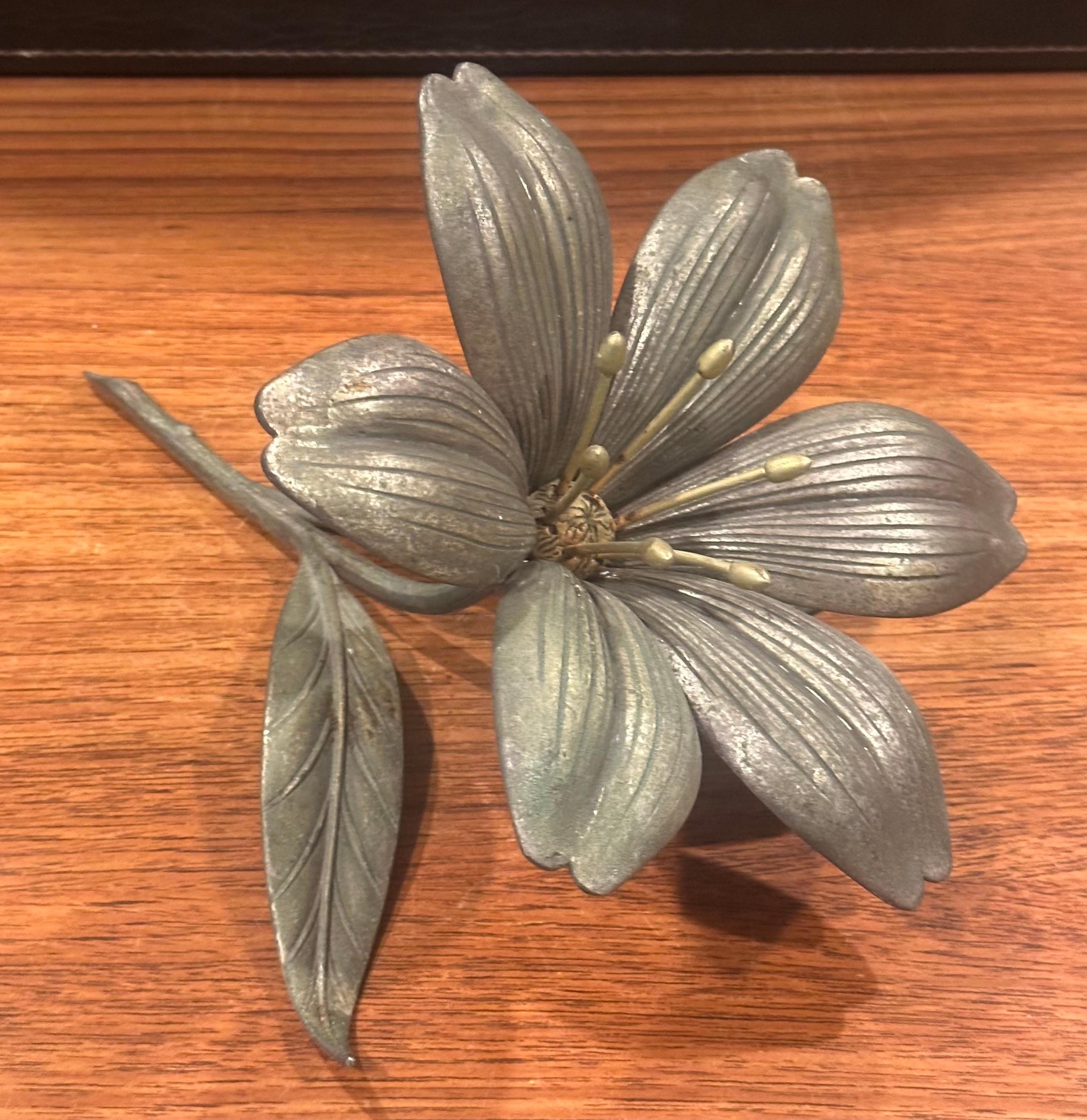 Posacenere a petali rimovibili in ottone vintage Hollywood Regency Lotus Flower di S. Agudo in vendita 7
