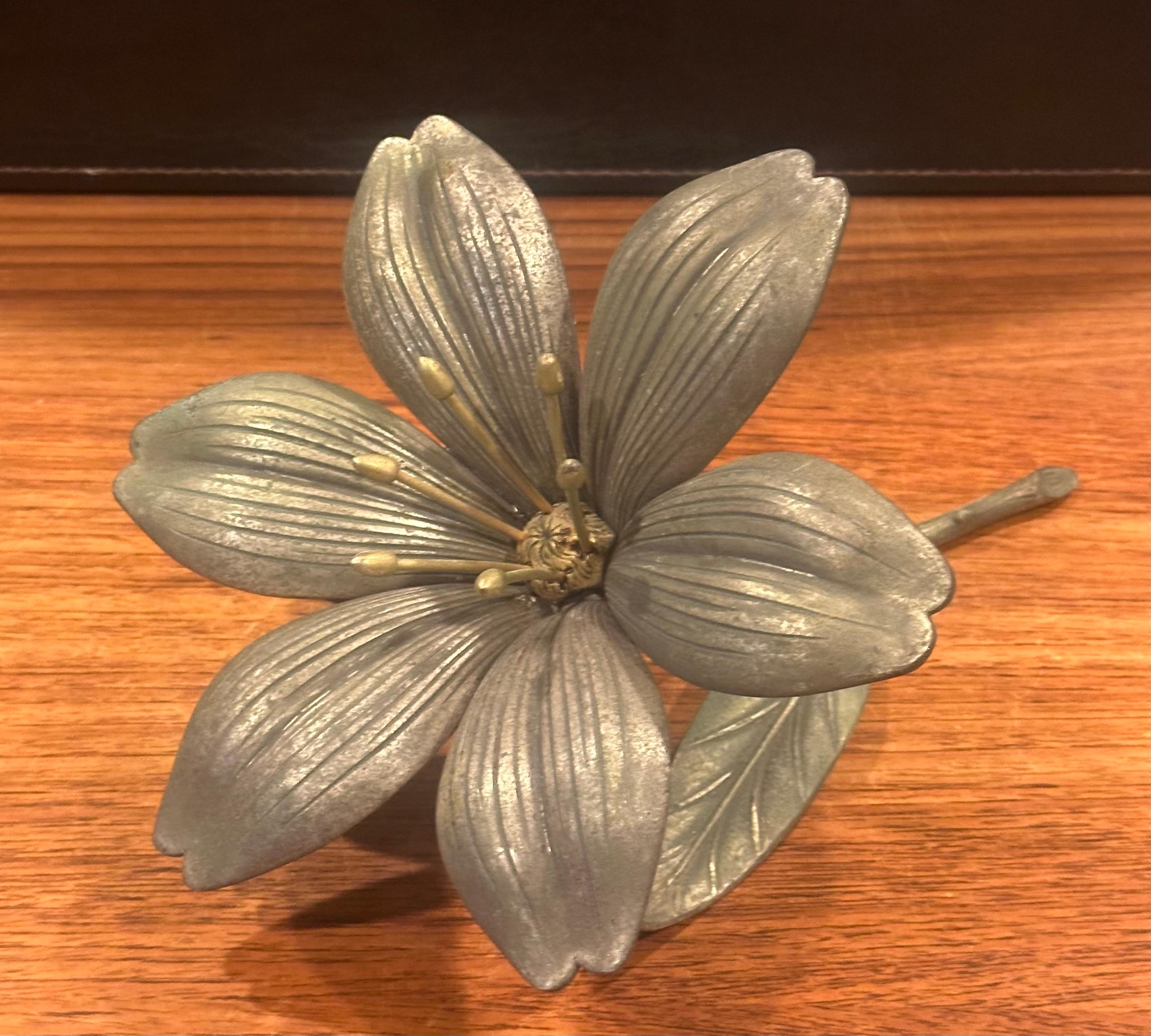 Posacenere a petali rimovibili in ottone vintage Hollywood Regency Lotus Flower di S. Agudo in vendita 8