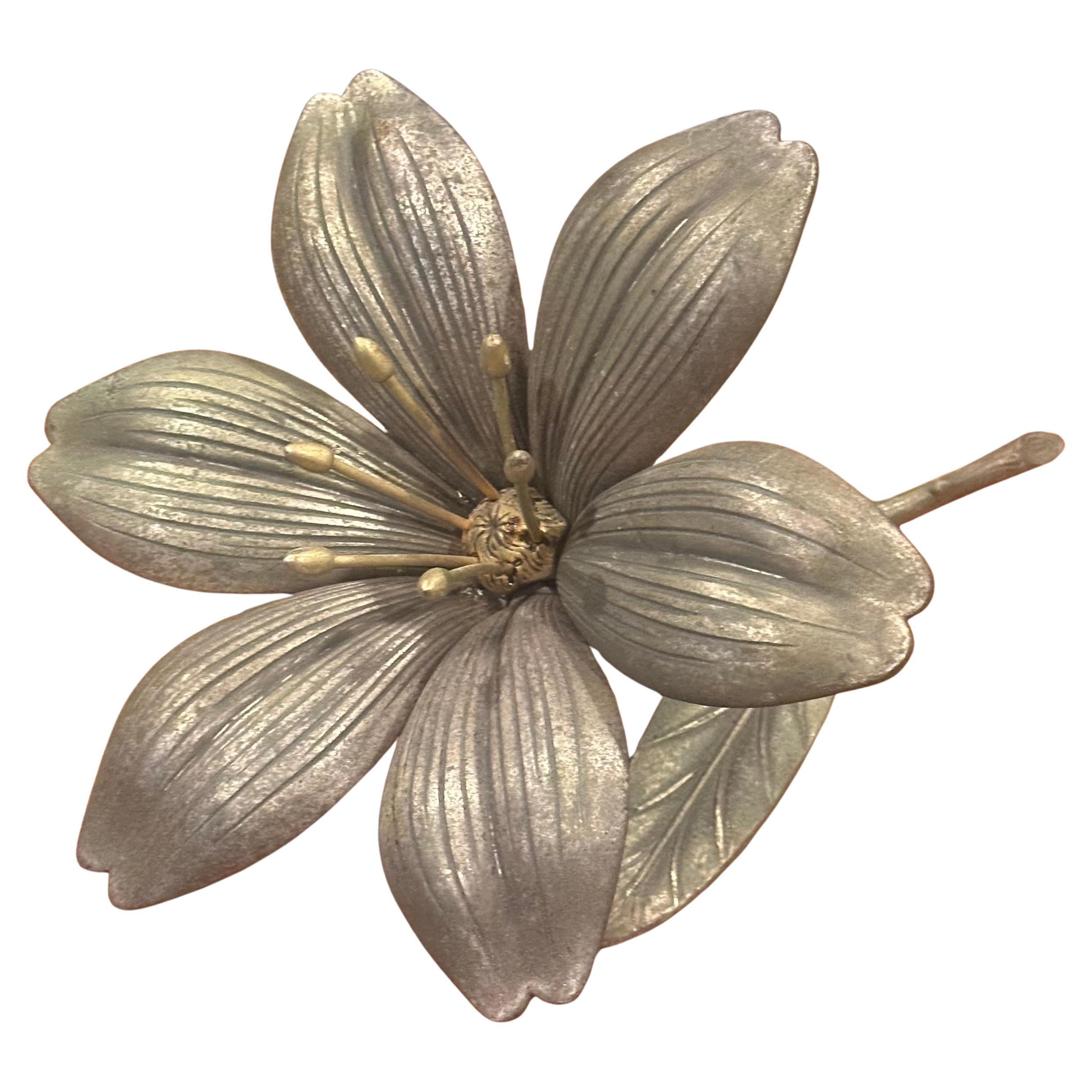 Bellissimo posacenere d'epoca Hollywood Regency in ottone e metallo a forma di fiore di loto con sei petali rimovibili, realizzato da S. Agudo, Spagna, circa anni '70.  Il pezzo è in ottime condizioni vintage e misura 11,5