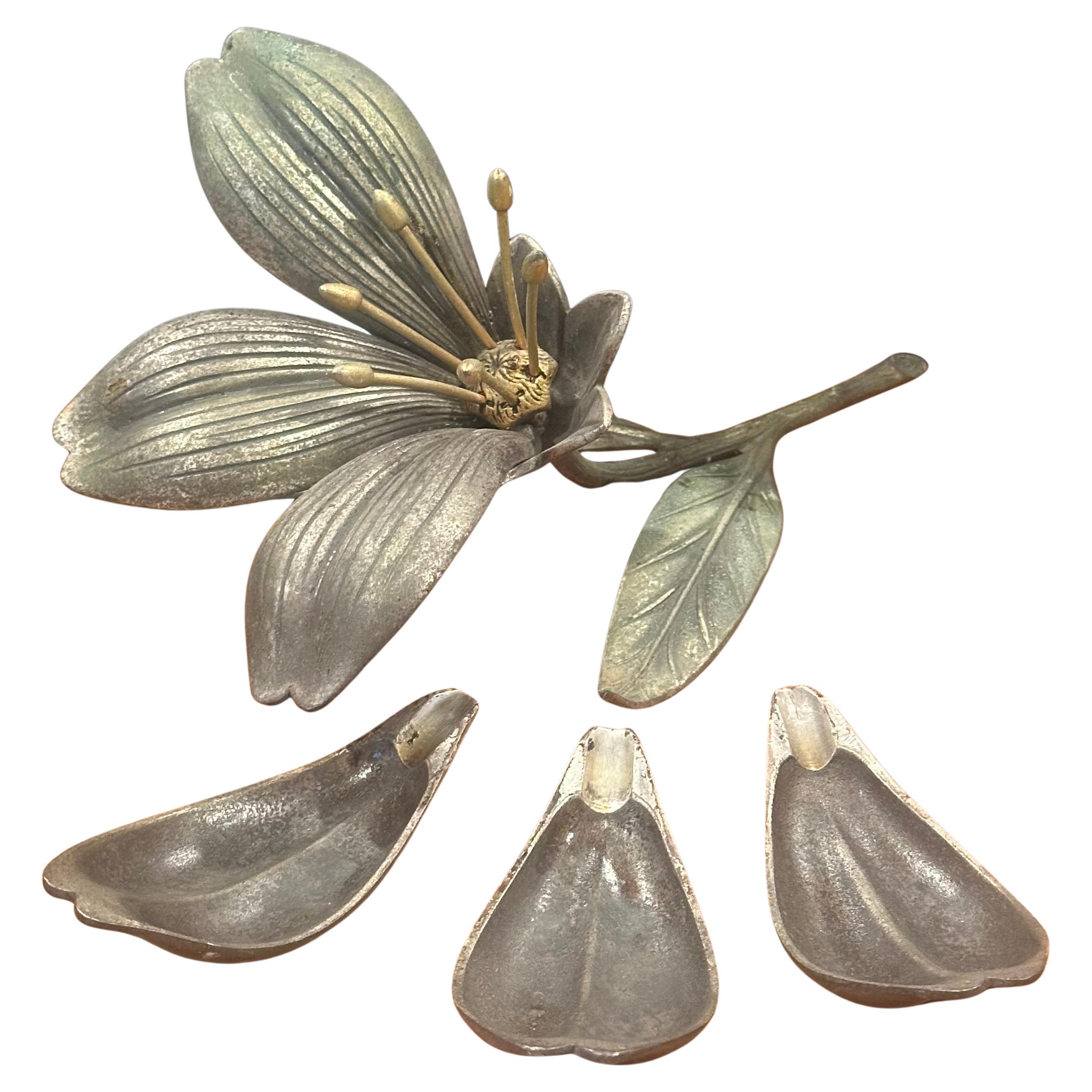 Spagnolo Posacenere a petali rimovibili in ottone vintage Hollywood Regency Lotus Flower di S. Agudo in vendita