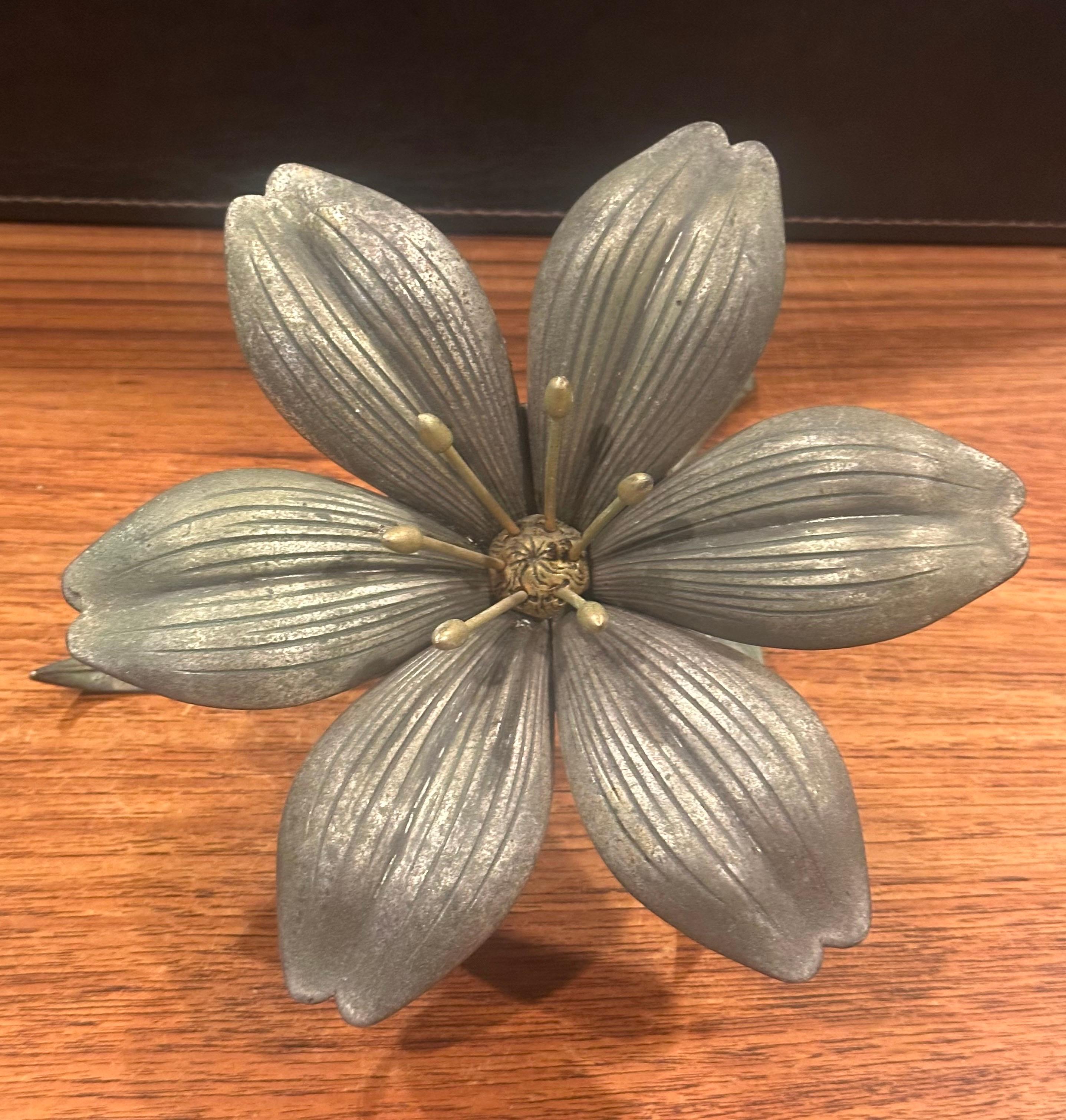 Ottone Posacenere a petali rimovibili in ottone vintage Hollywood Regency Lotus Flower di S. Agudo in vendita