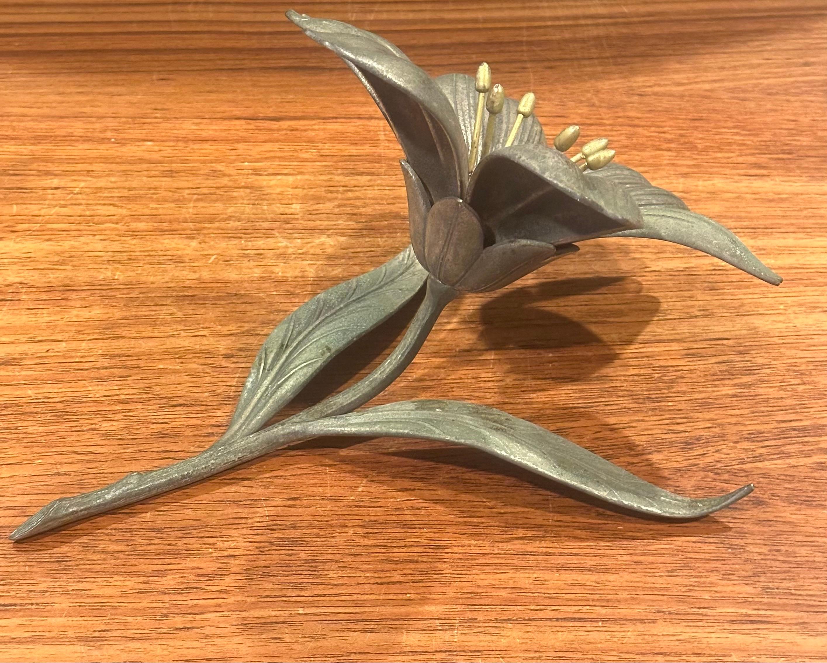 Posacenere a petali rimovibili in ottone vintage Hollywood Regency Lotus Flower di S. Agudo in vendita 2