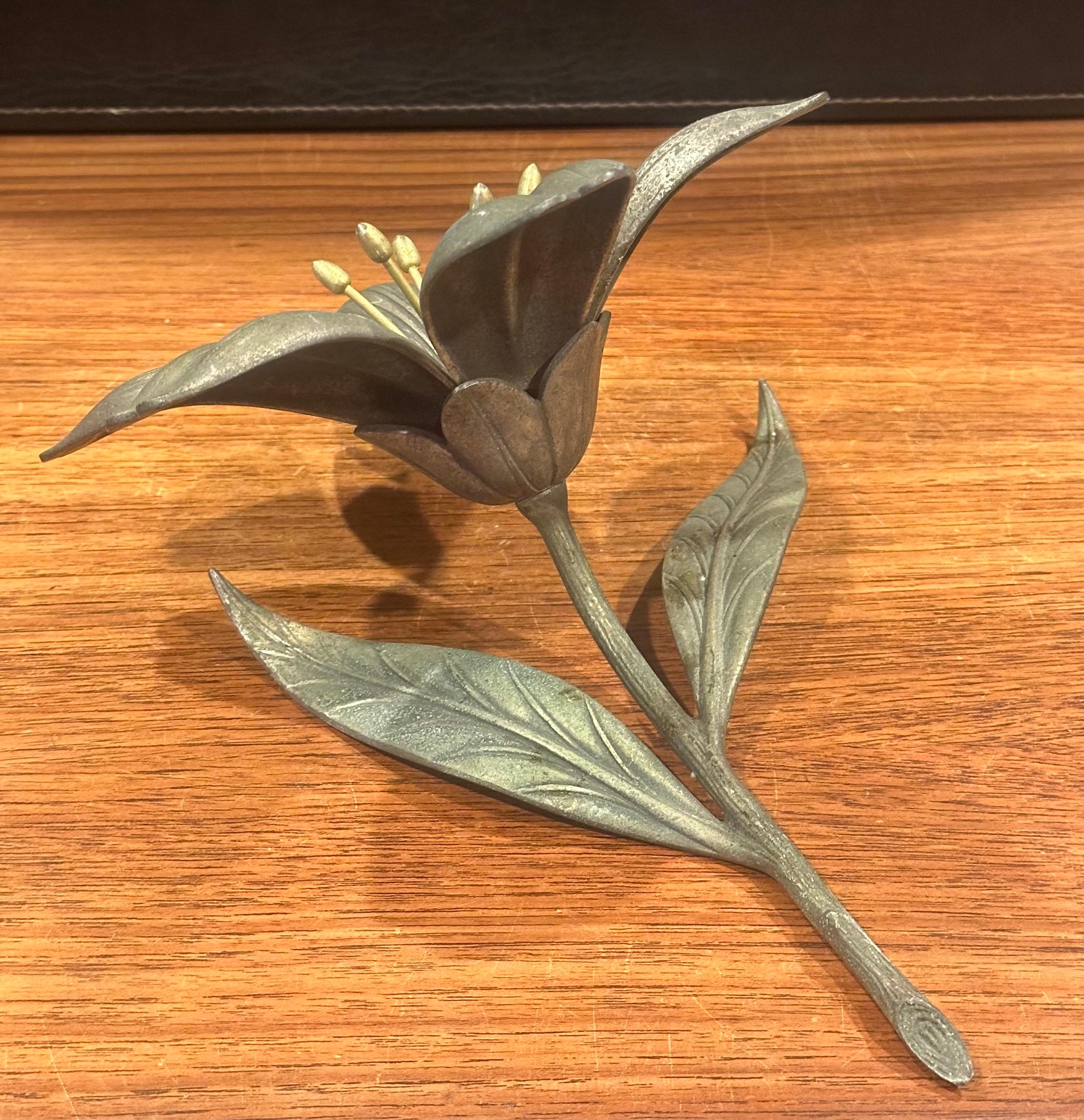 Posacenere a petali rimovibili in ottone vintage Hollywood Regency Lotus Flower di S. Agudo in vendita 3