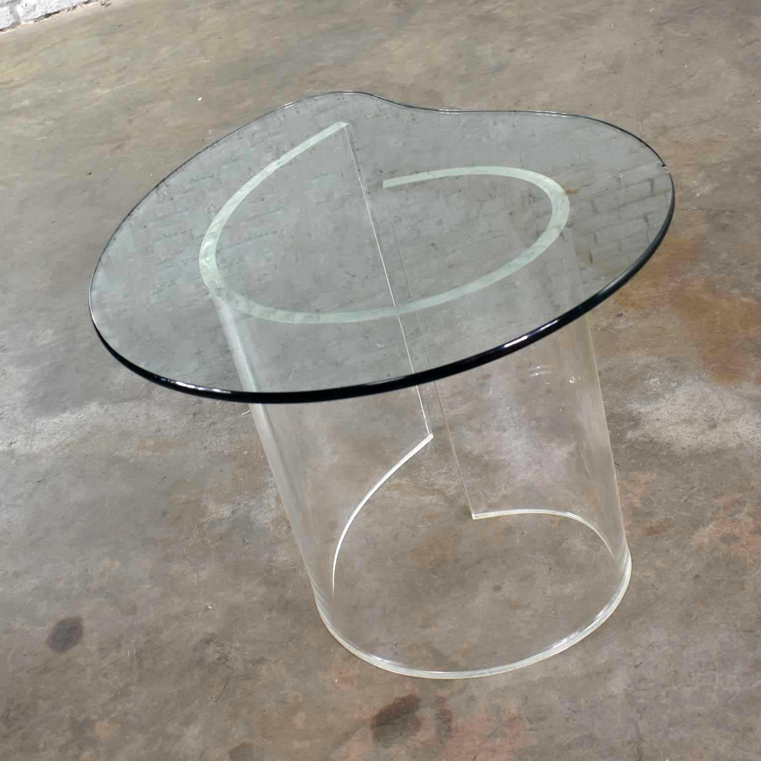 Vintage Hollywood Regency Lucite Snail Spiral End Table Kidney Shaped Glass Top In Good Condition In Topeka, KS