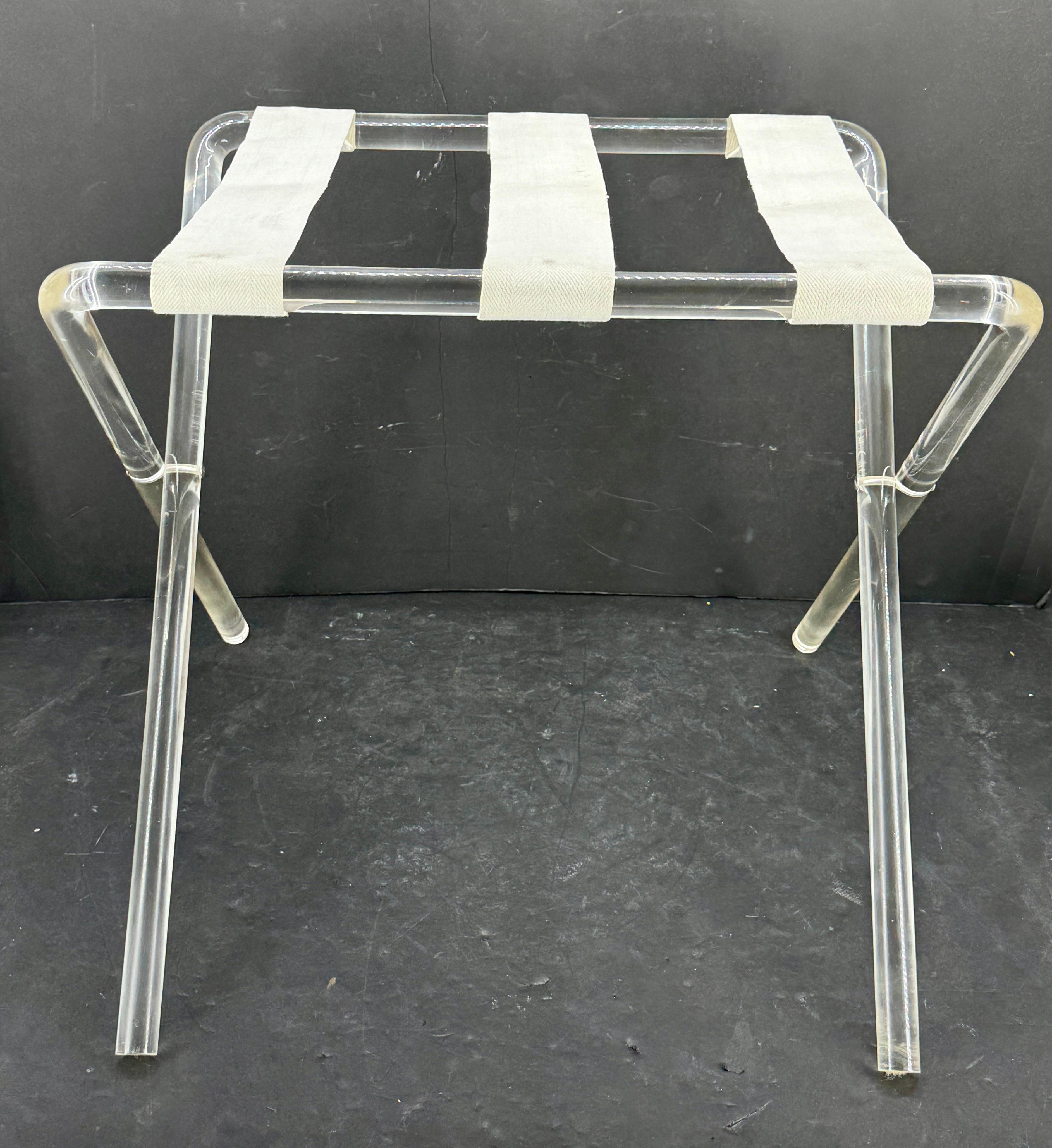 Fantastische Vintage Hollywood Regency Lucite Tablett Tisch oder Gepäckablage.

Zusammengeklappt misst der Ständer H 26 x B 22 x T 2,5 Zoll.