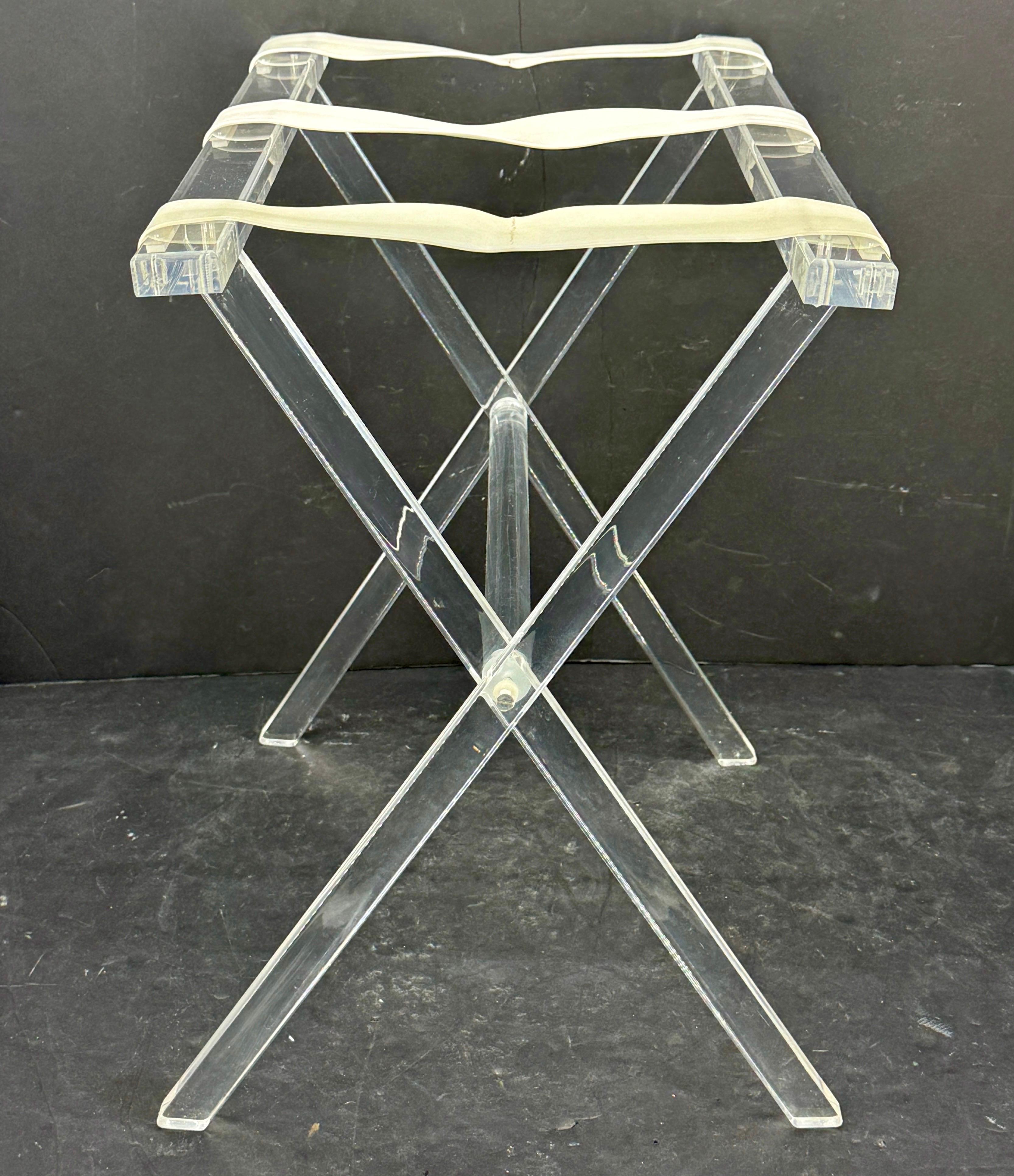 Vintage Hollywood Regency Lucite Tablett Tisch oder Gepäckablage, signiert Scheibe.

Zusammengeklappt misst der Ständer H 24,5 x B 22,5 x T 3,75 Zoll.