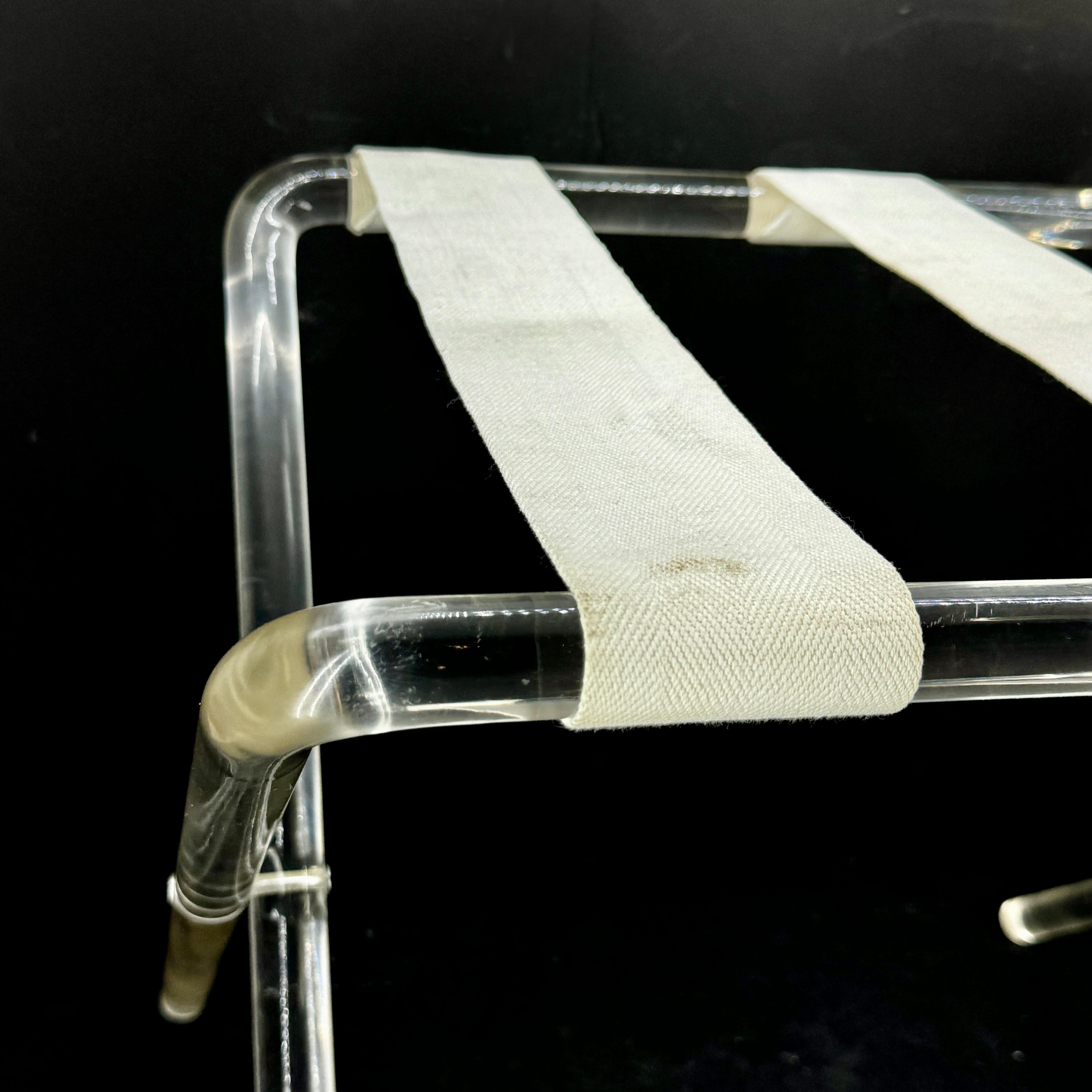 Hollywood Regency Lucite-Tablett-Tablett-Tisch oder Gepäckablage-Regency-Tisch im Zustand „Gut“ im Angebot in Haddonfield, NJ